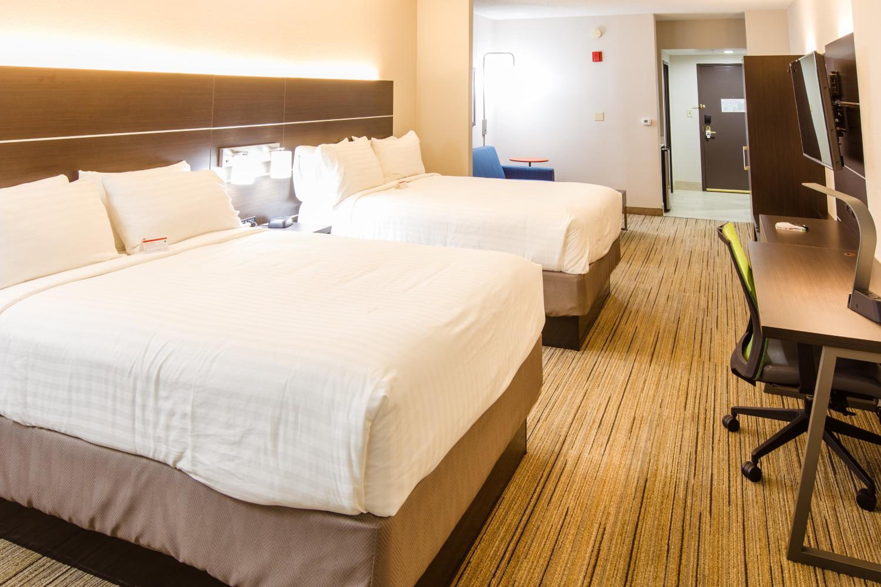Queen Suite with Two Queen Beds and Sofa Bed - Photo 2