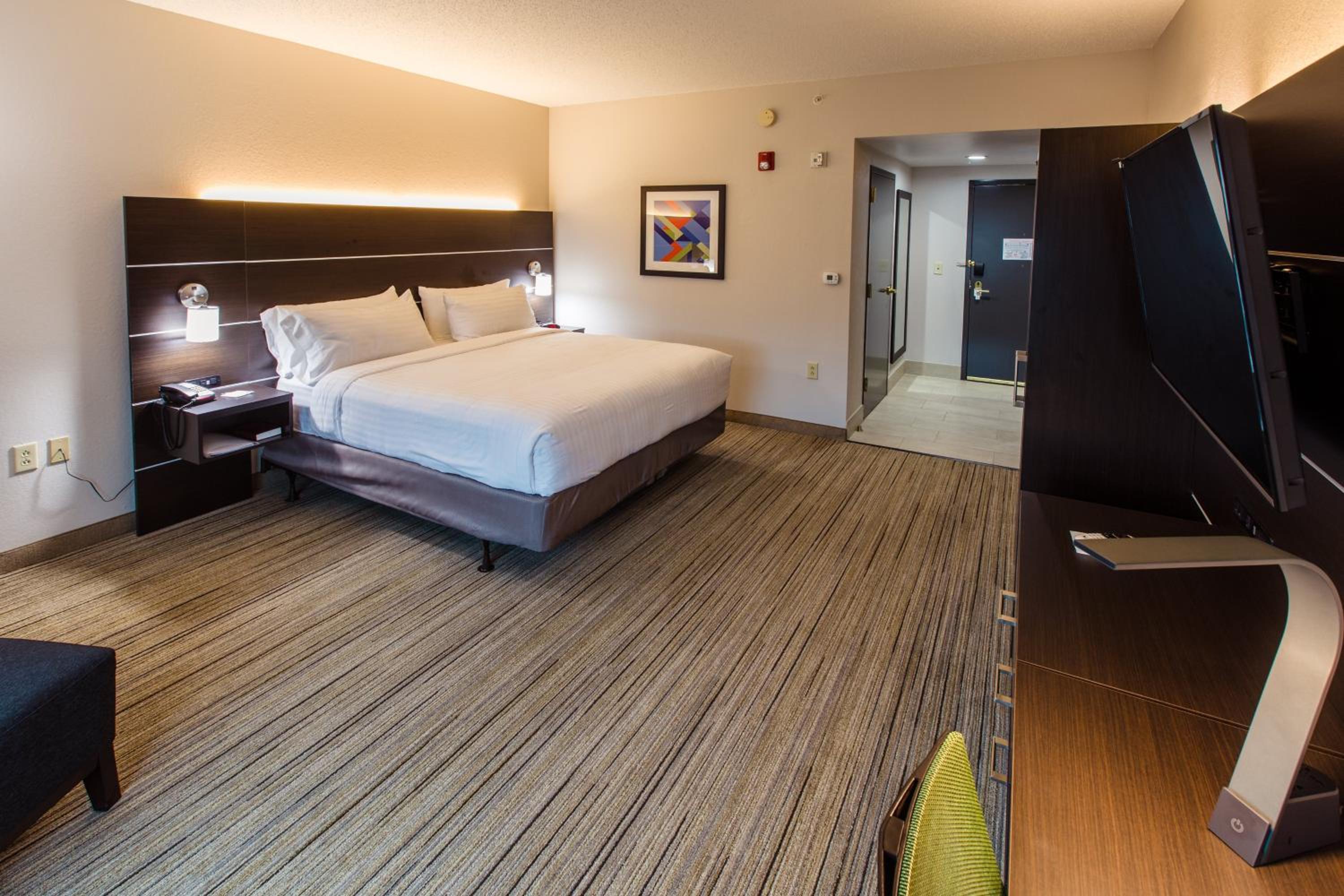 King Room - Hearing Accessible - Roll-in Shower - Photo 1