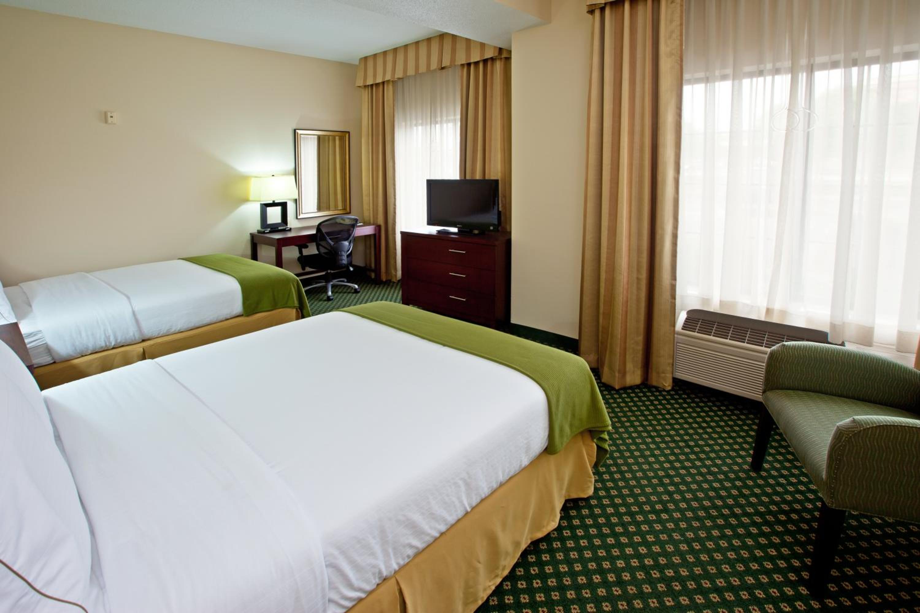 Standard Room with Two Queen Beds - Photo 7