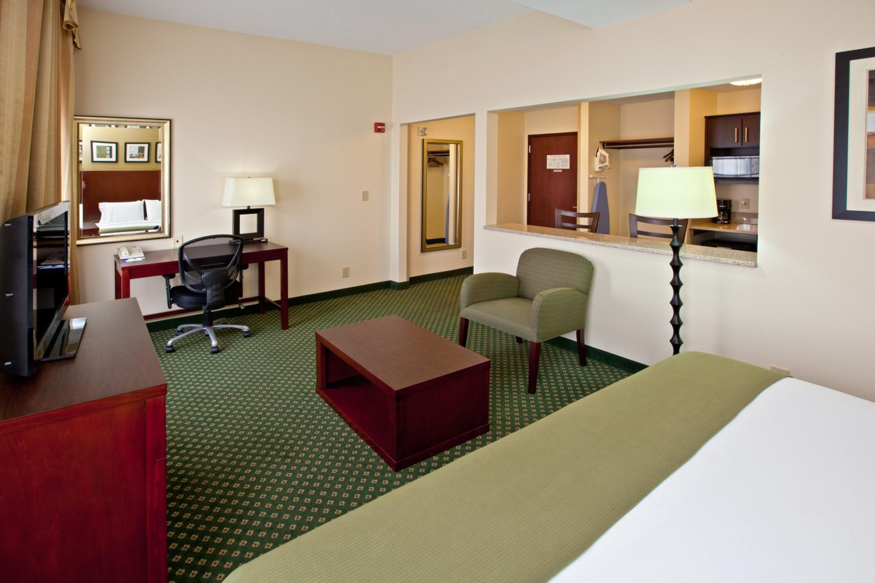 Standard King Room with Sofa Bed - Photo 3
