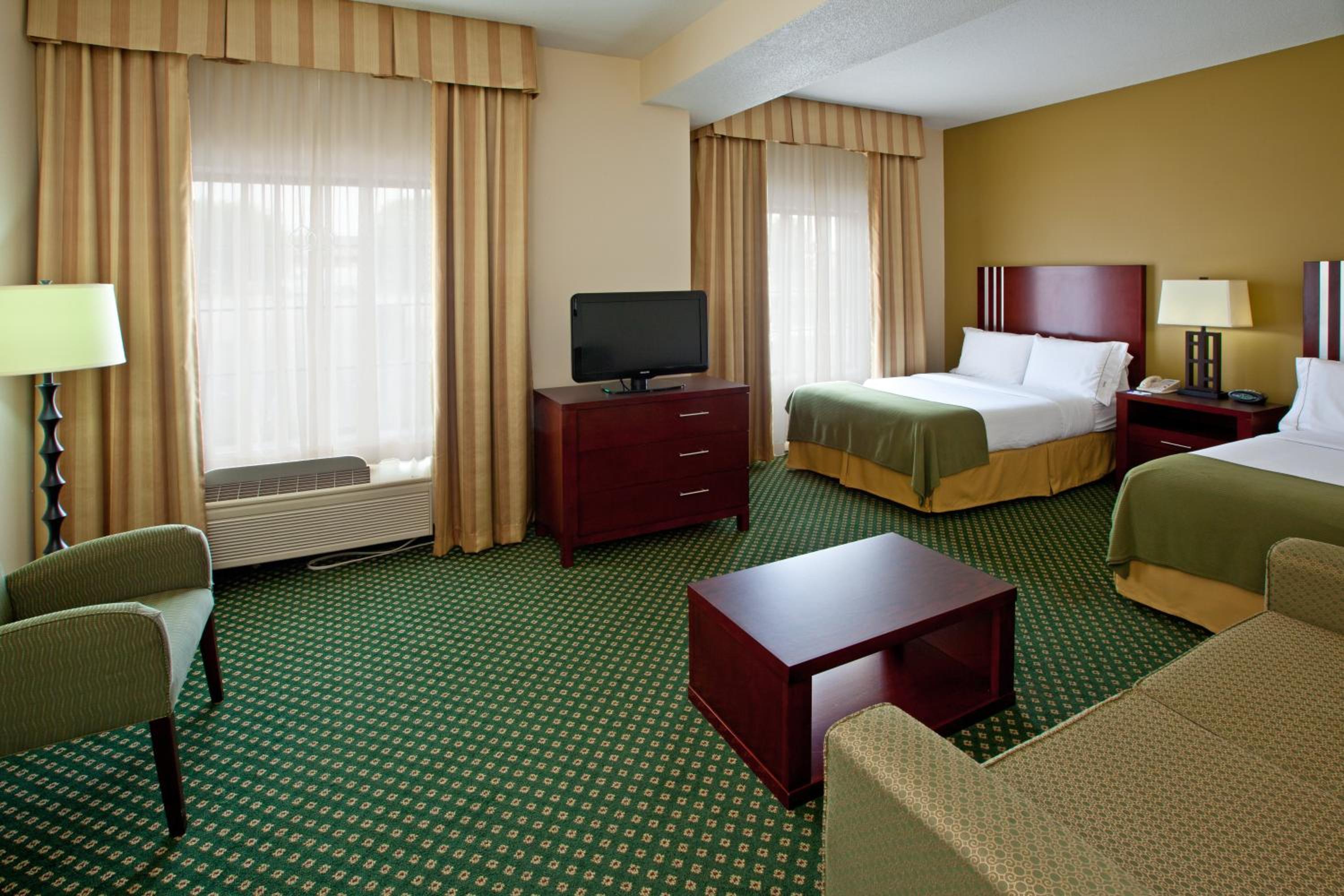 Queen Suite with Two Queen Beds and Sofa Bed - Photo 2