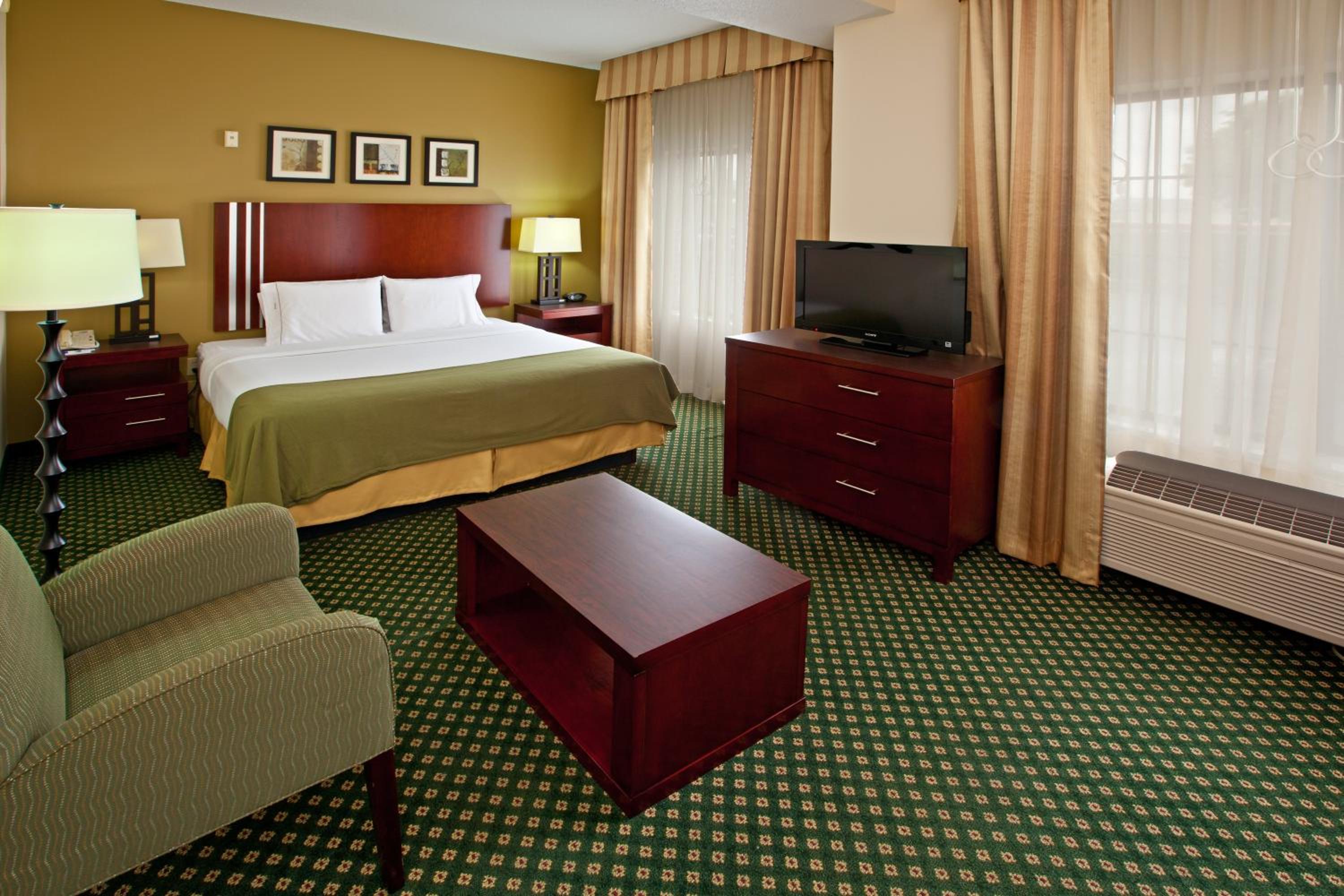 Standard King Room with Sofa Bed - Photo 4