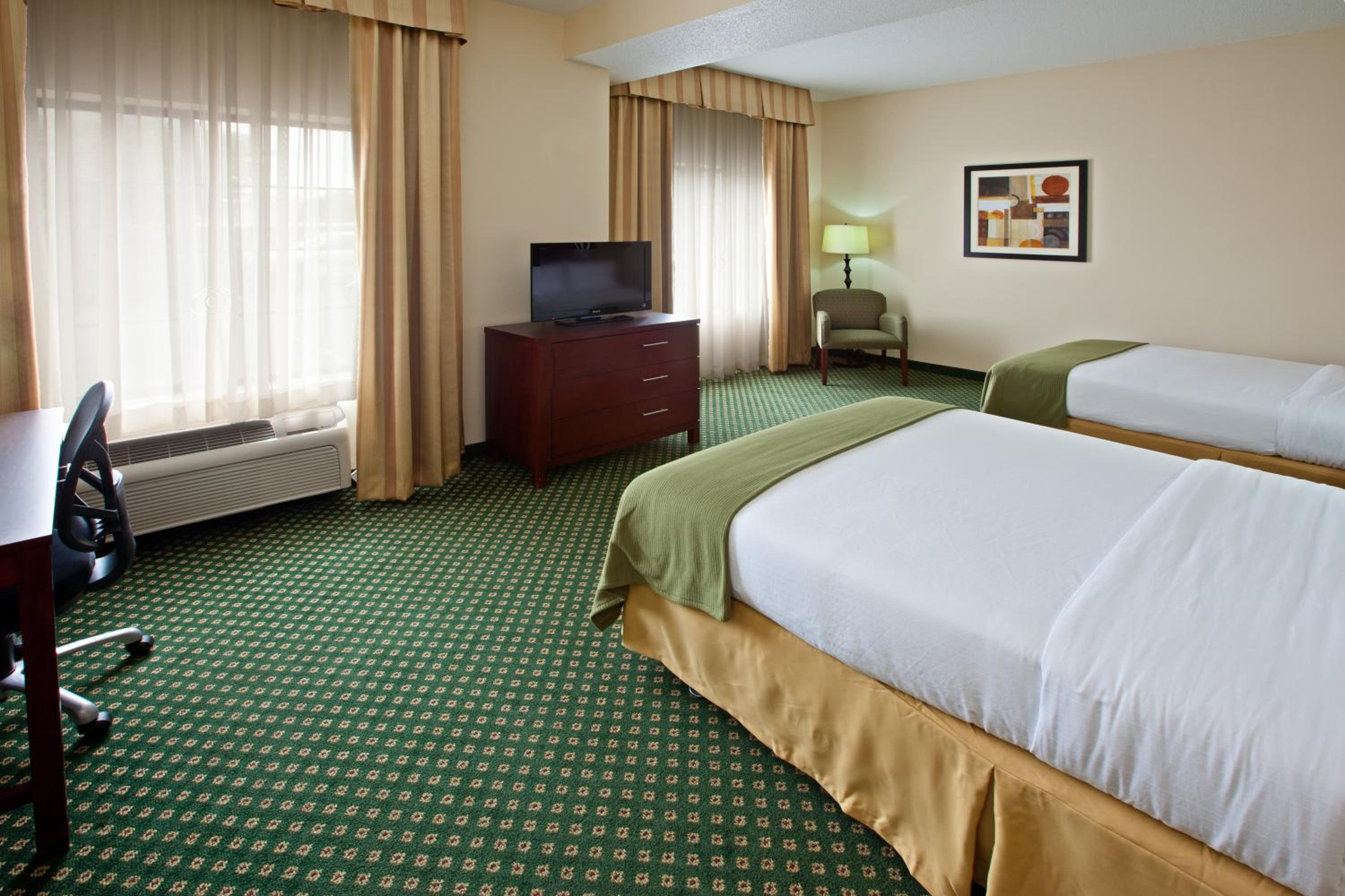 Standard Room with Two Queen Beds - Photo 4