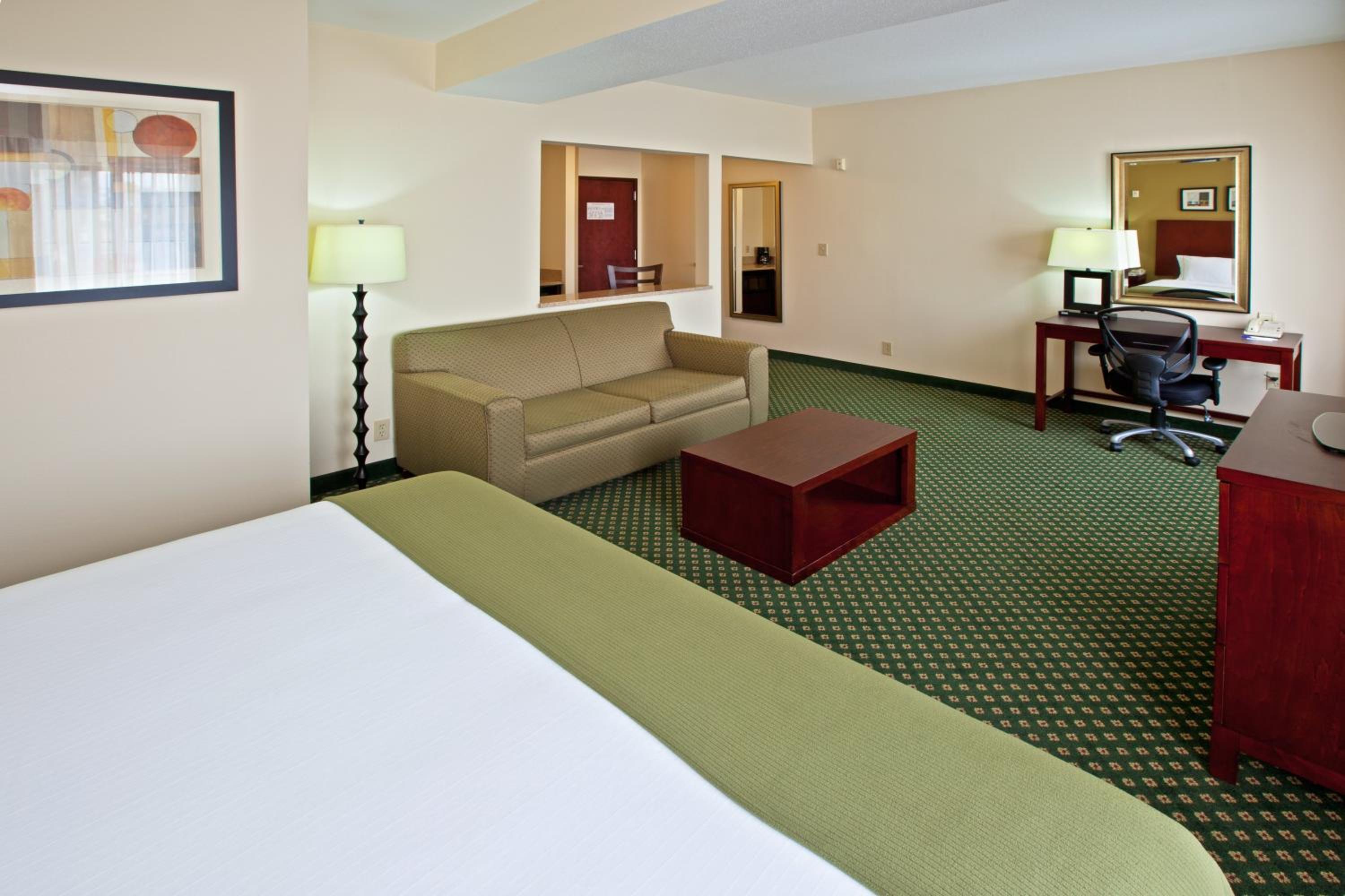 Standard King Room with Sofa Bed - Photo 2