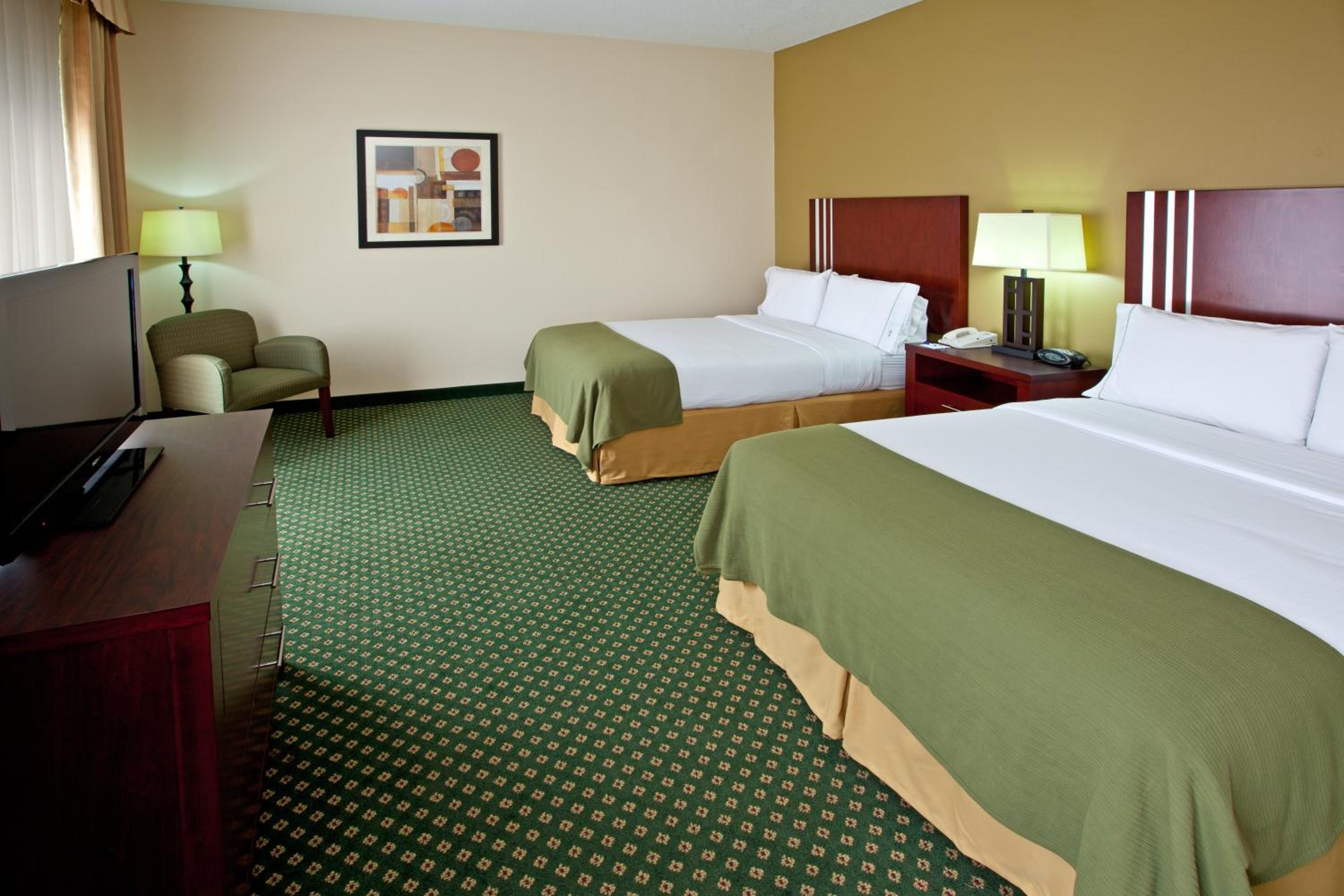 Standard Room with Two Queen Beds - Photo 5