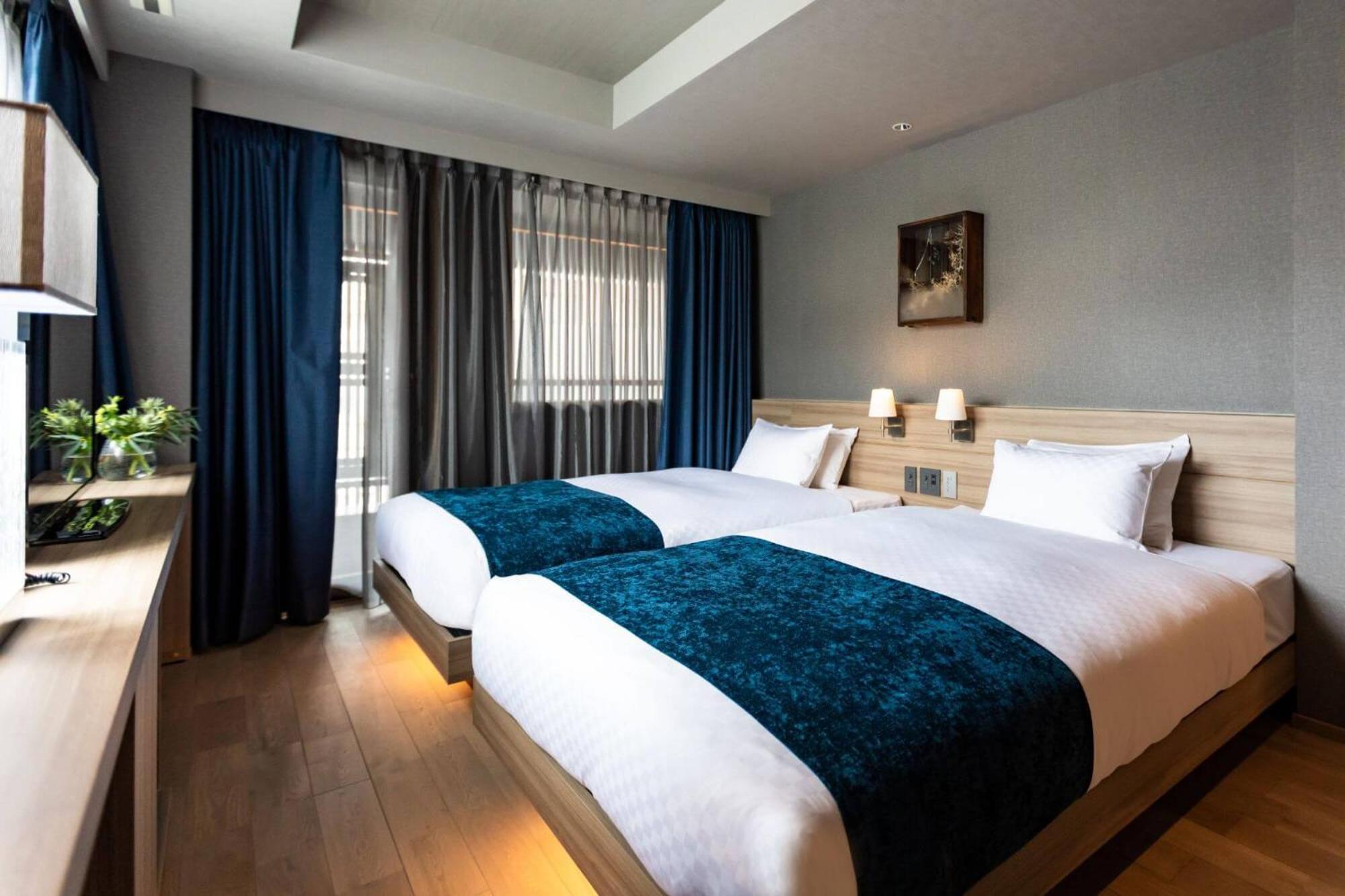 Superior Twin Room thumbnail 6