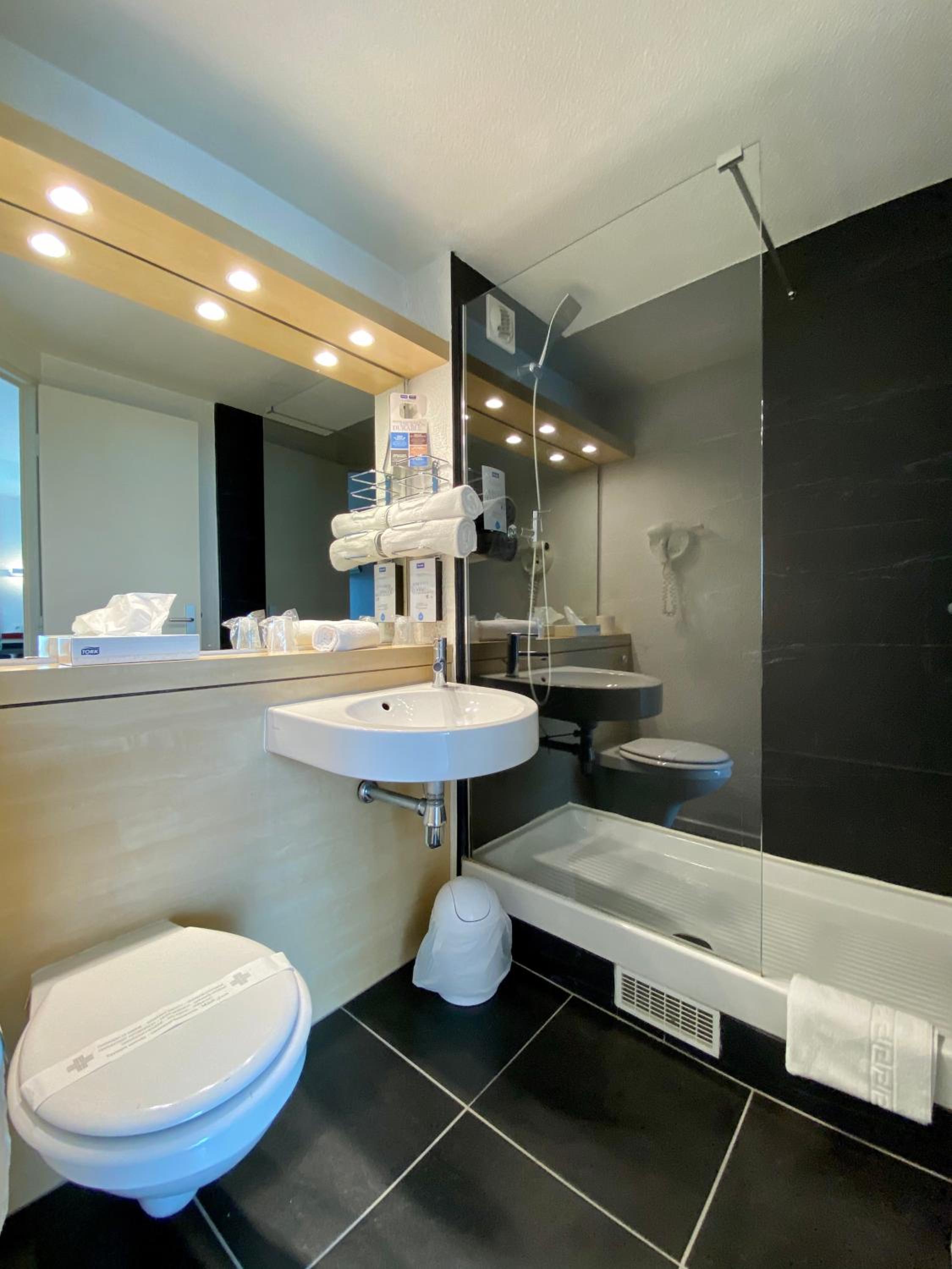 Twin Room - Photo 2