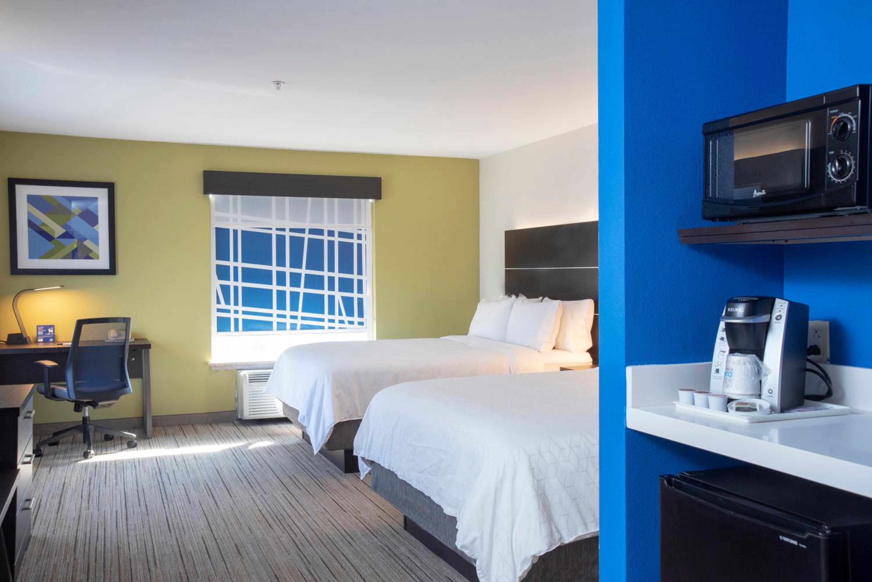 Deluxe Twin Room with Accessible Trans Shower - Non-Smoking