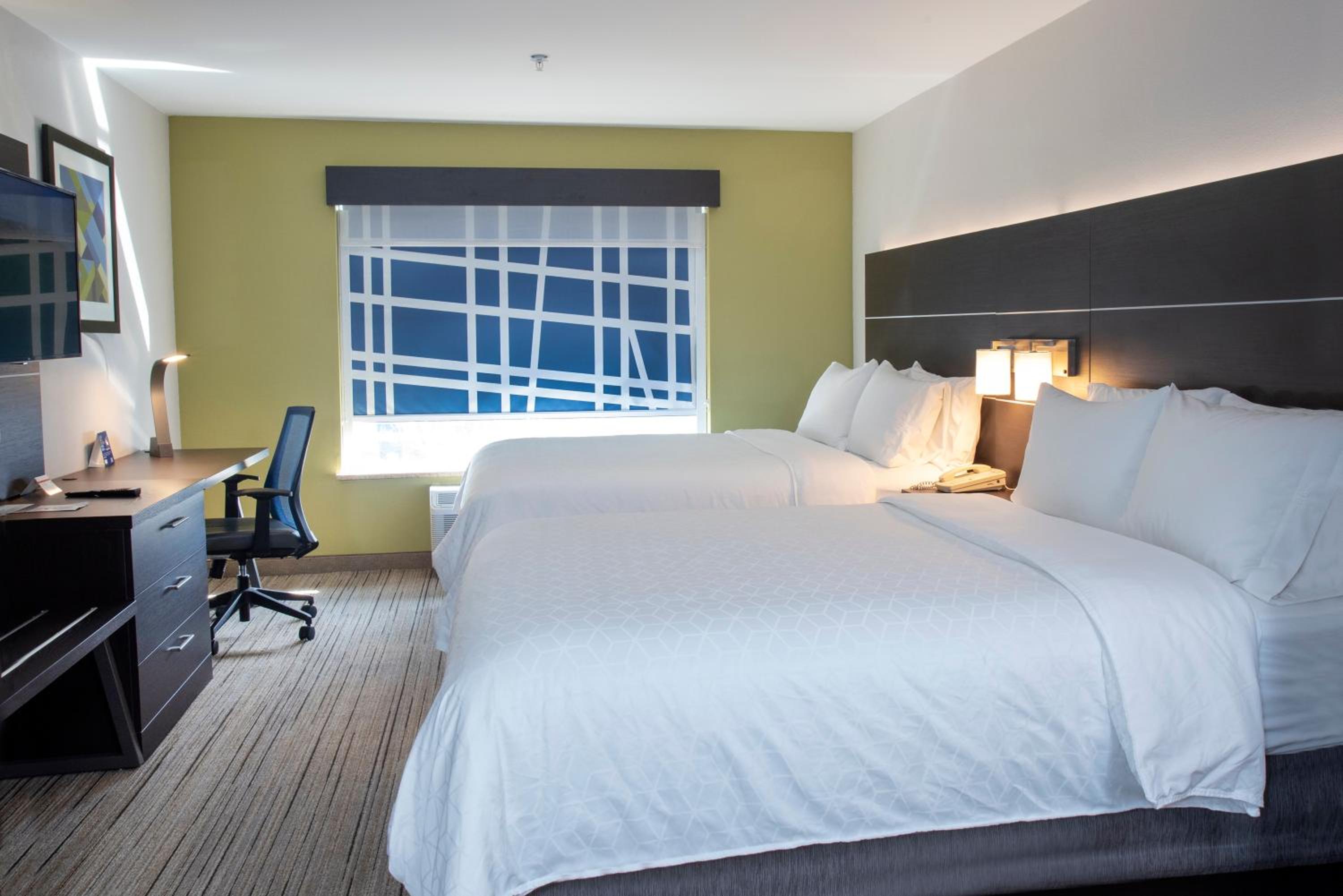 Standard Room with Two Queen Beds - Photo 2