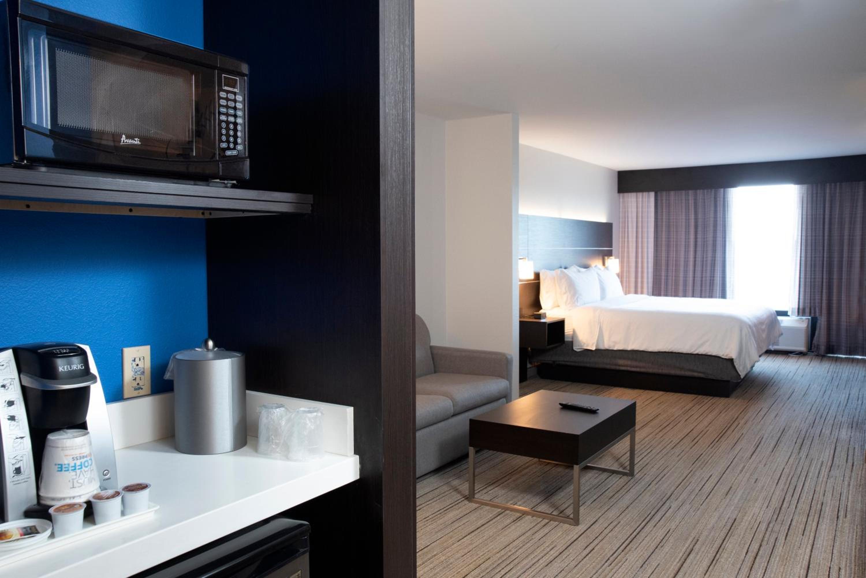 Queen Suite with Two Queen Beds and Sofa Bed - Photo 2