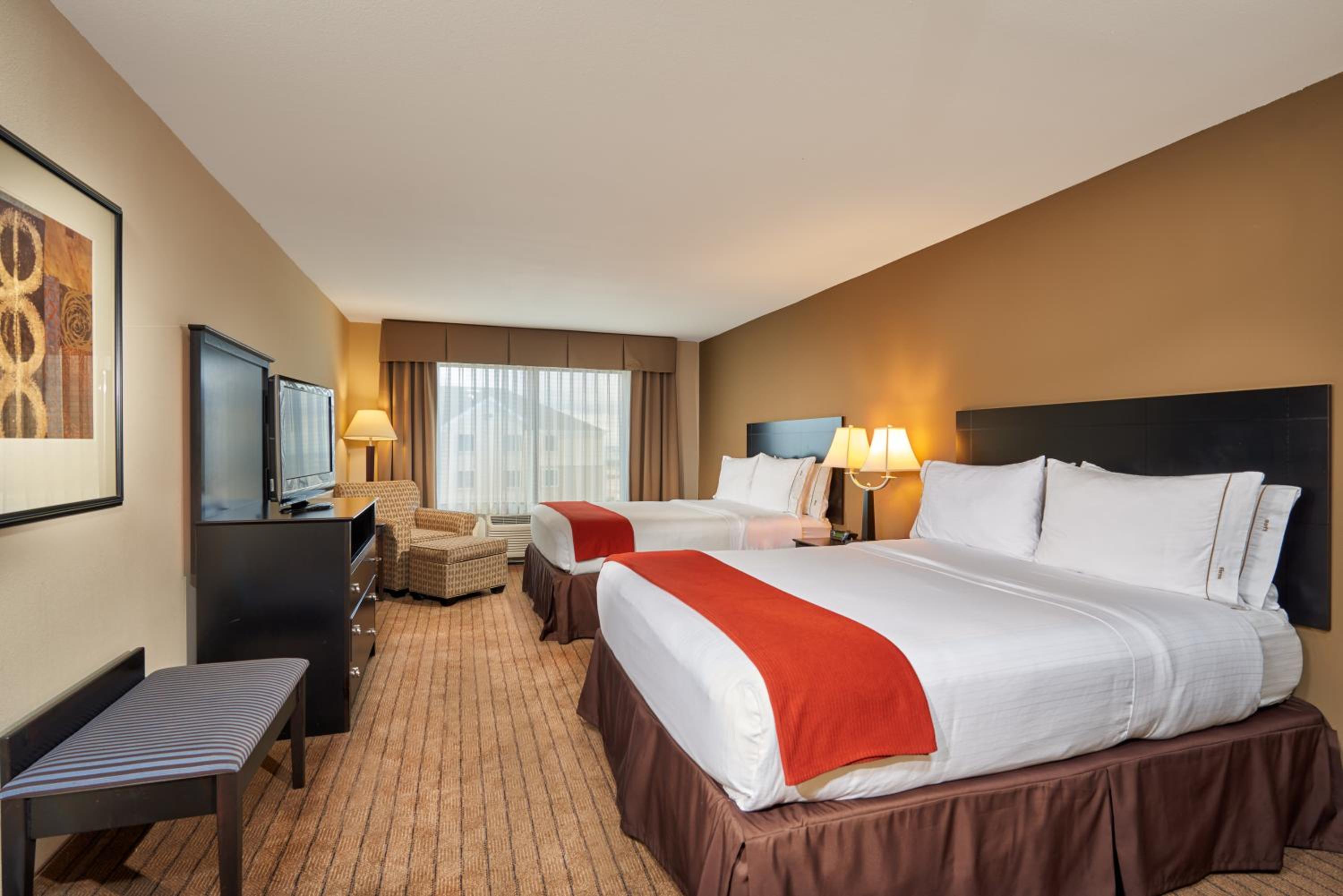 Queen Suite with Two Queen Beds and Additional Living Area - Photo 3