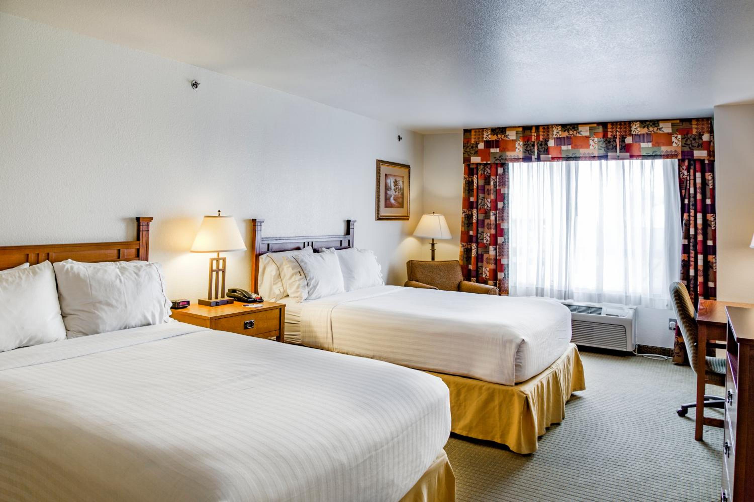 Standard Room with Two Queen Beds - Photo 3