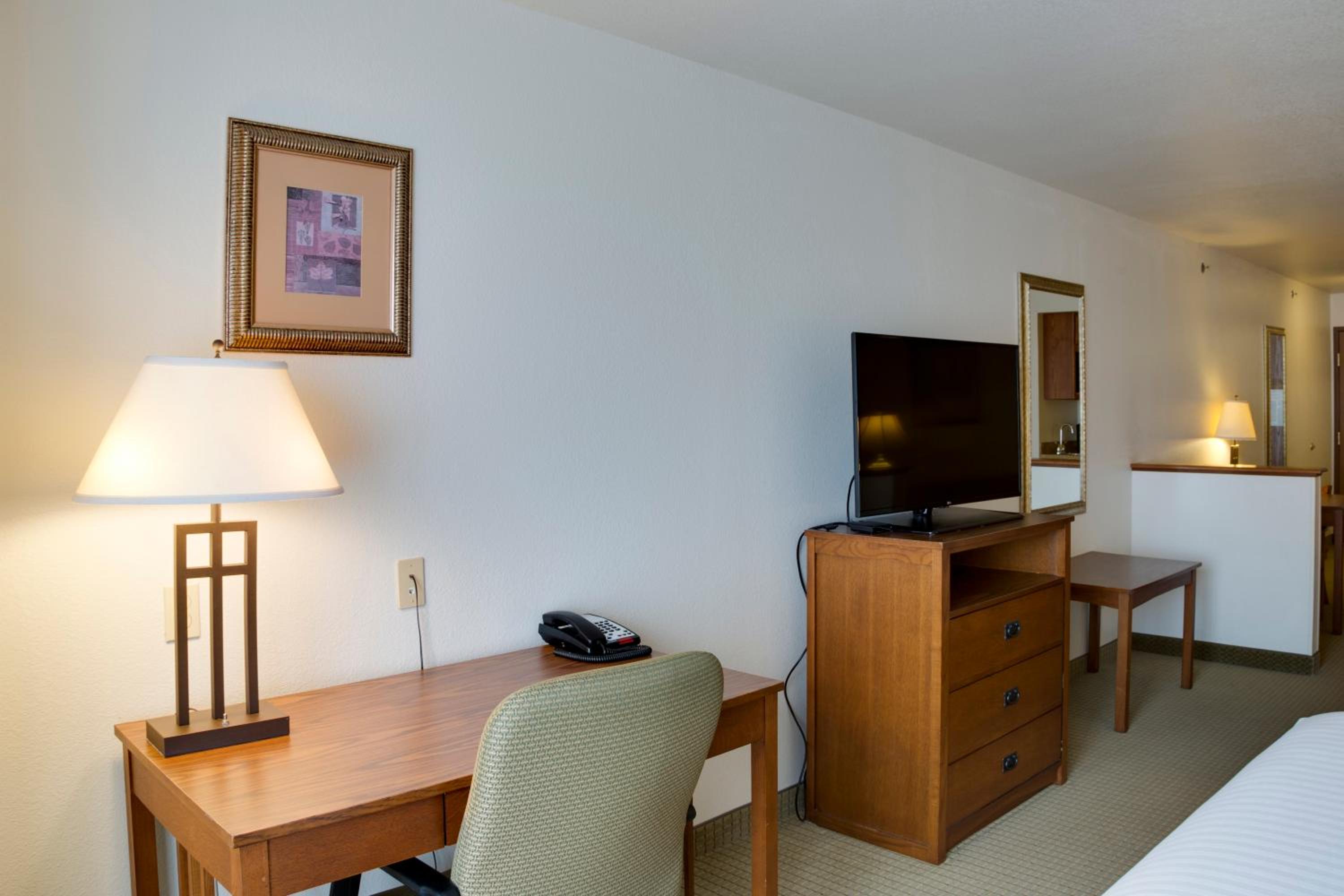 Queen Suite - Photo 1
