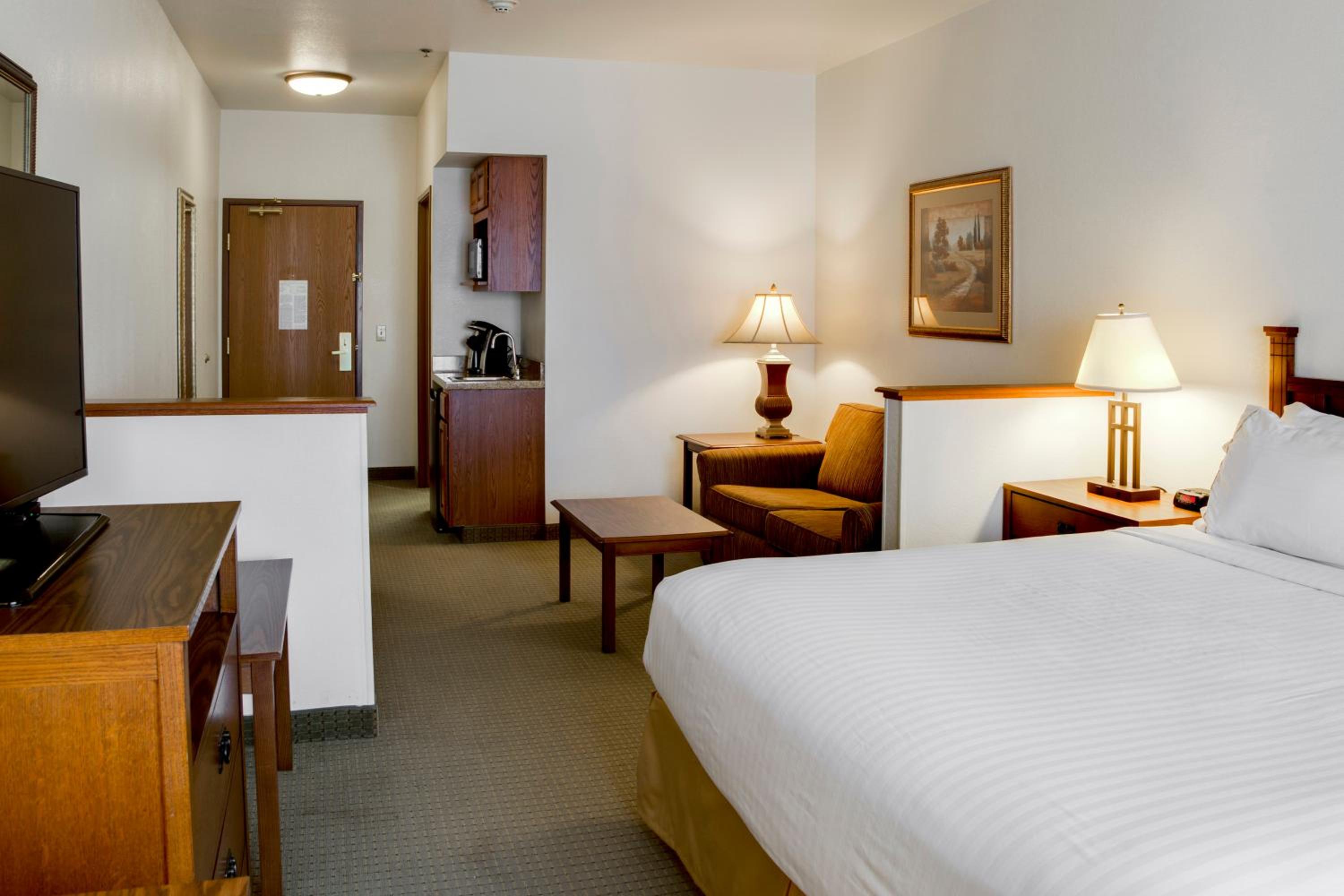 Queen Suite - Photo 8