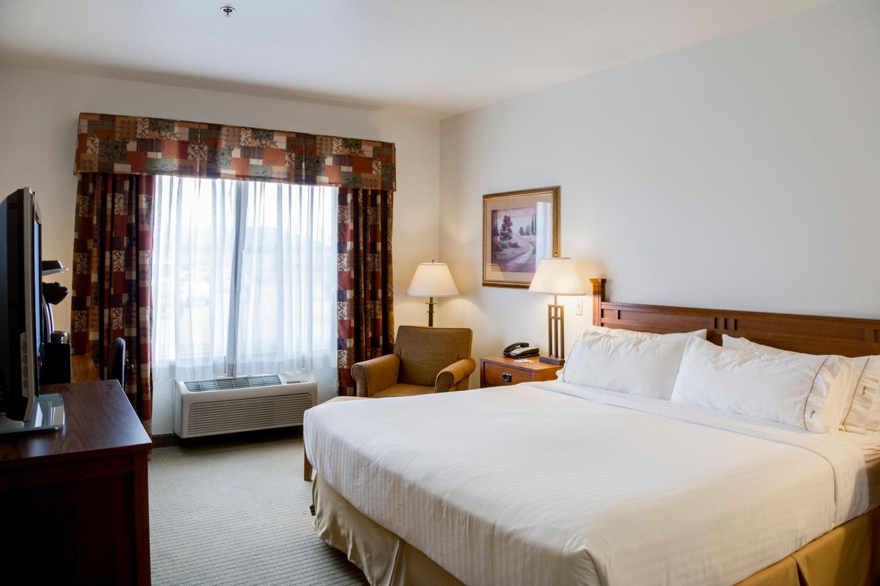 Standard King Room - Photo 5