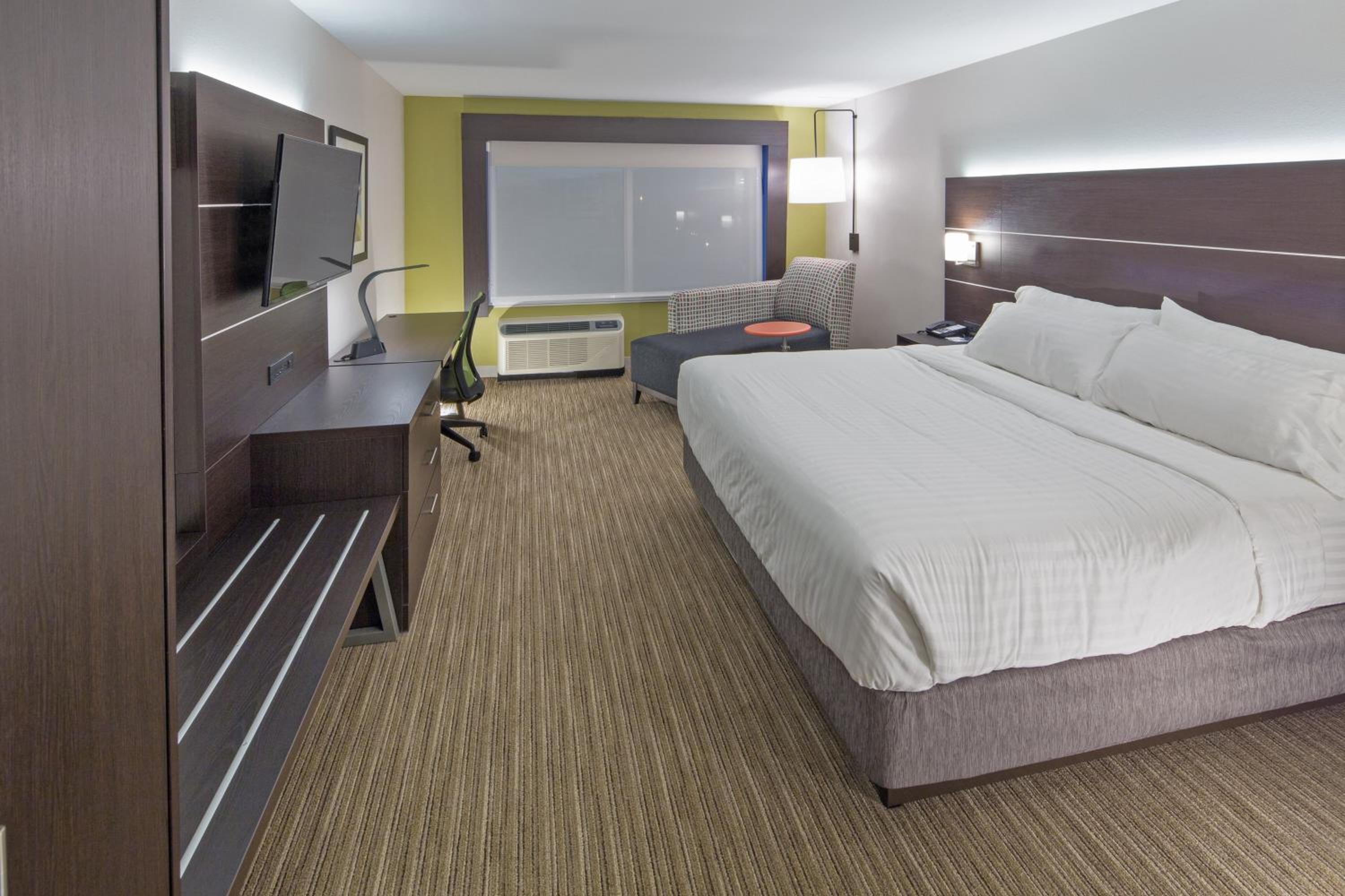 Standard King Room with Mobility Accessible Roll-In Shower photo 2
