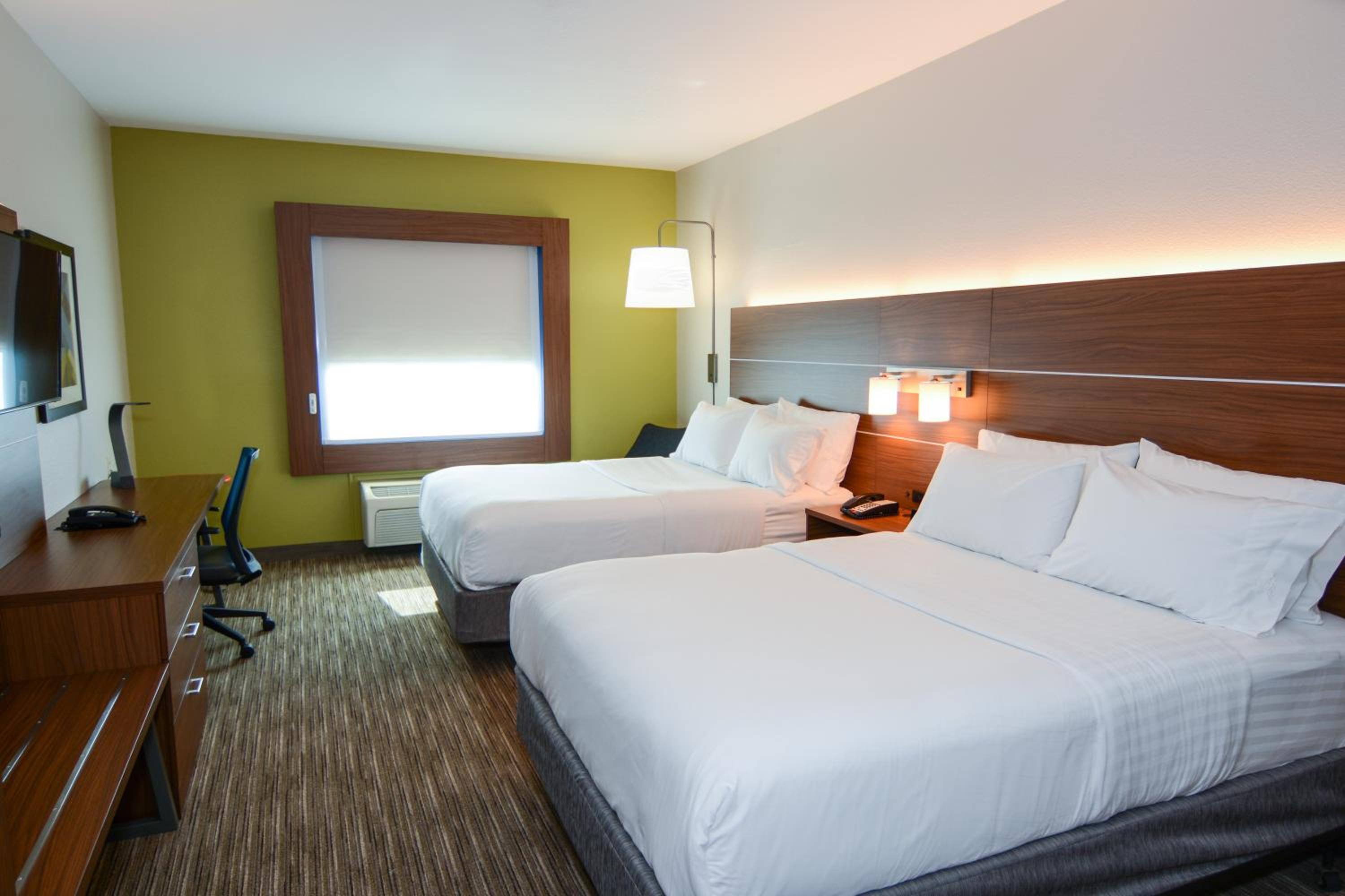Standard Queen Room with Two Queen Beds - Photo 2