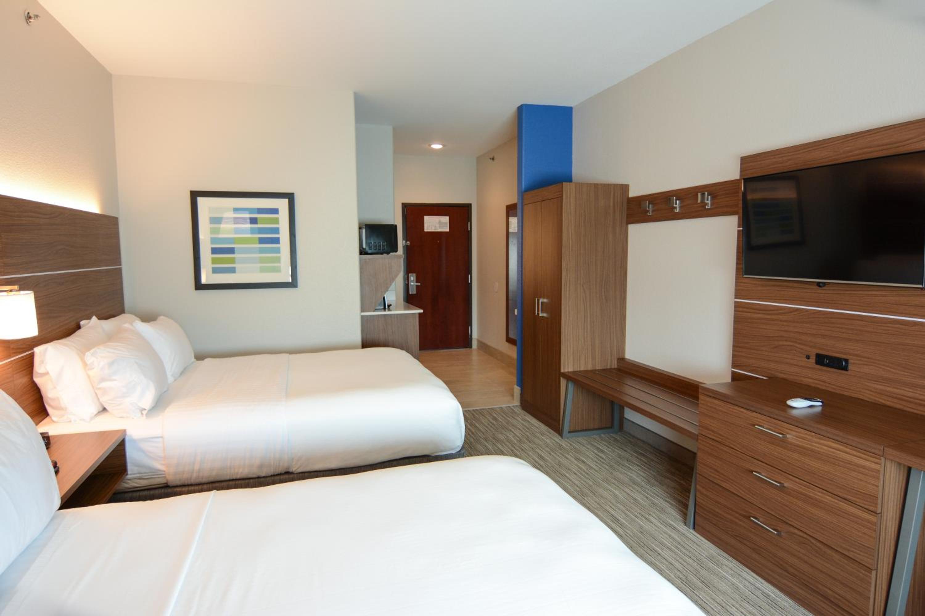Standard Queen Room with Two Queen Beds - Photo 3