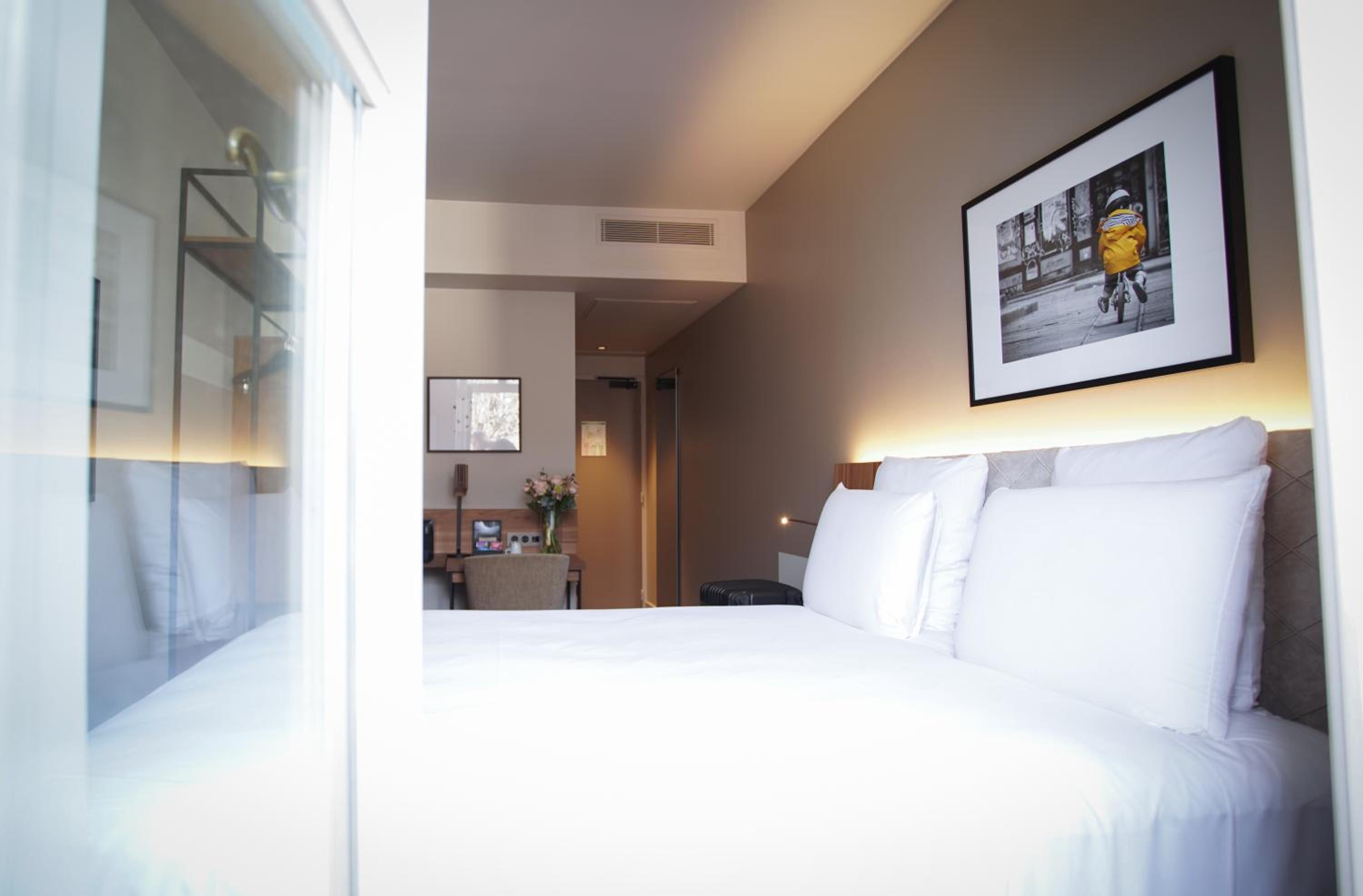 Family Suite with One Double Bed and Twin Beds photo 1