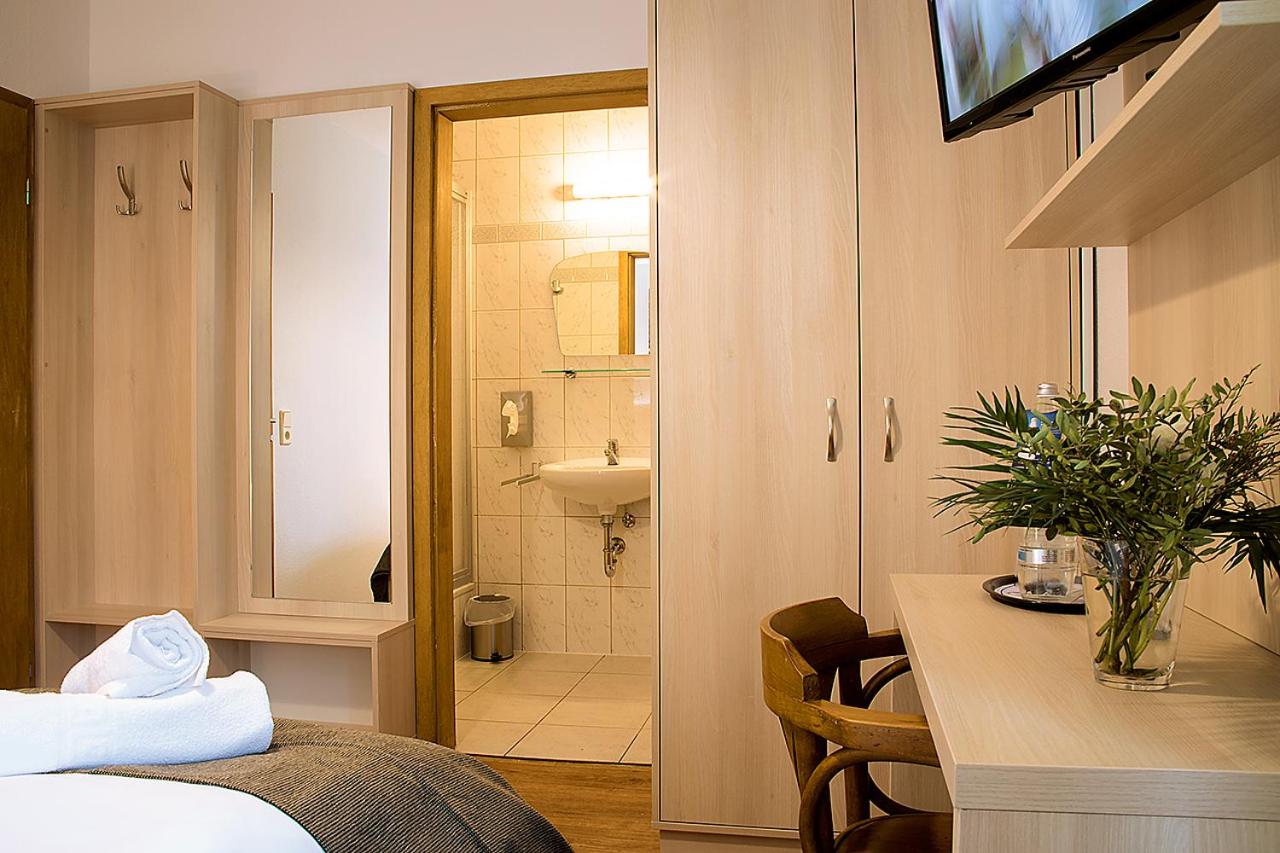 Budget Double Room photo 3