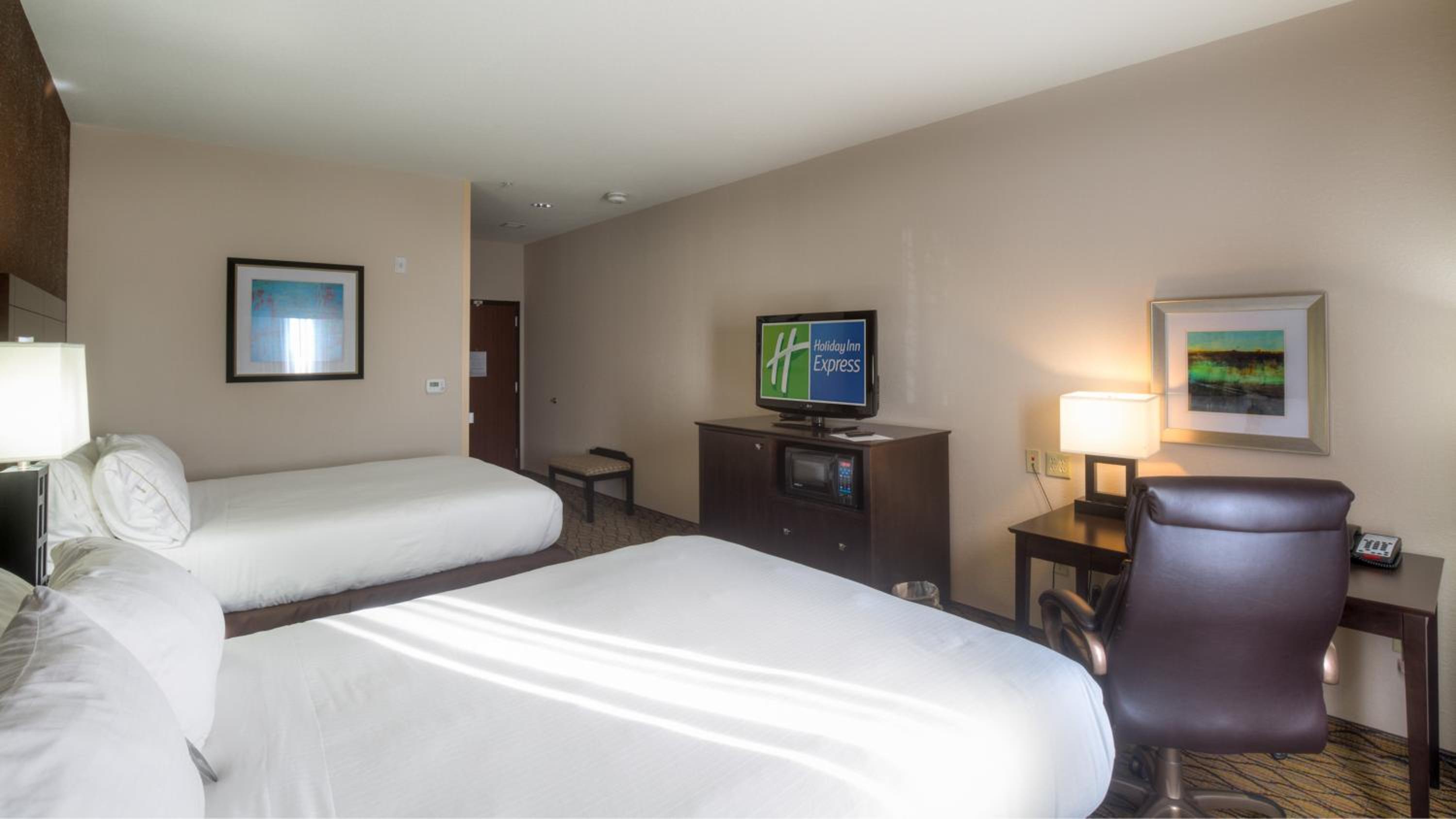 Standard Queen Room with Two Queen Beds photo 3