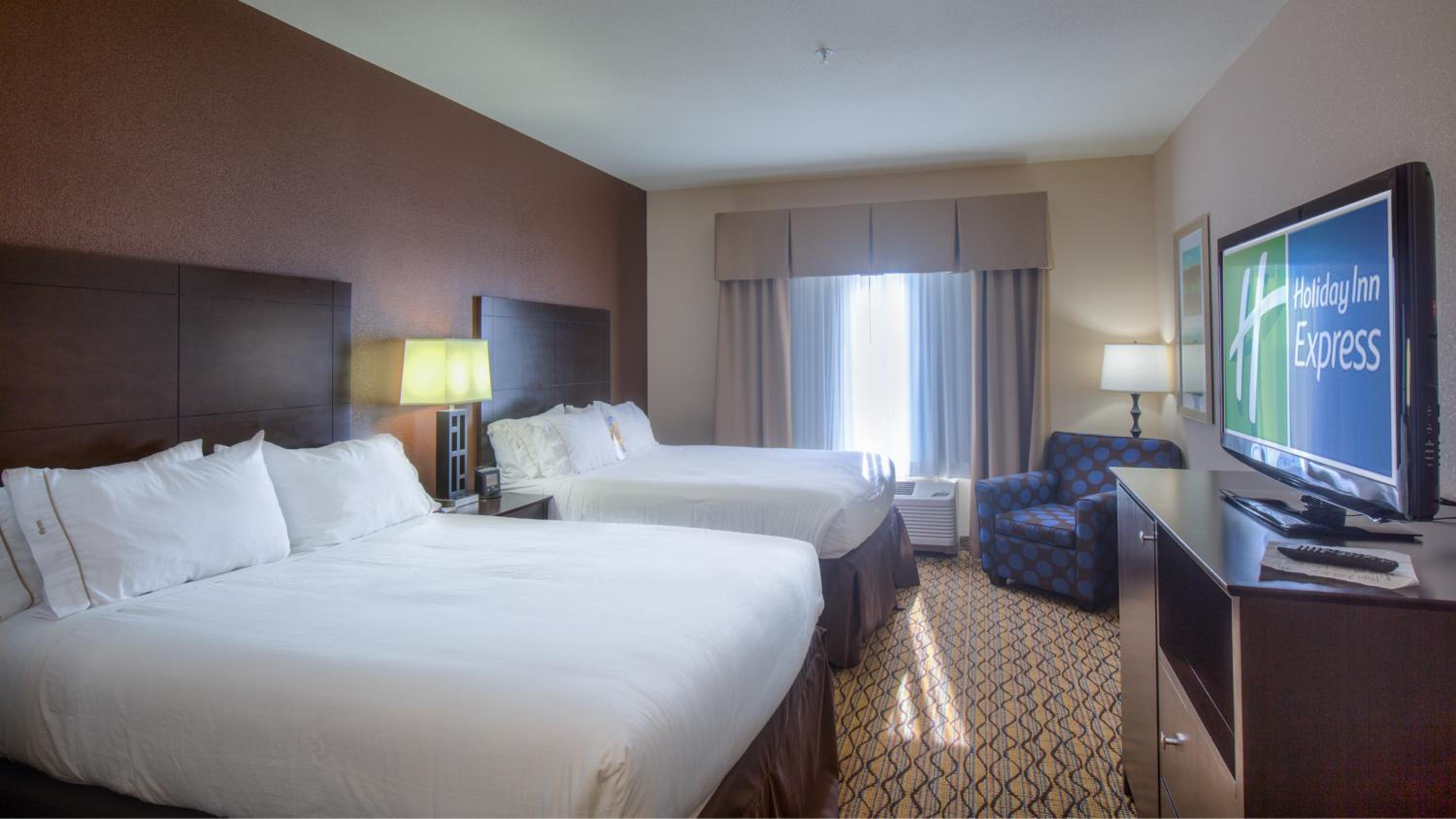 Standard Queen Room with Two Queen Beds photo 1