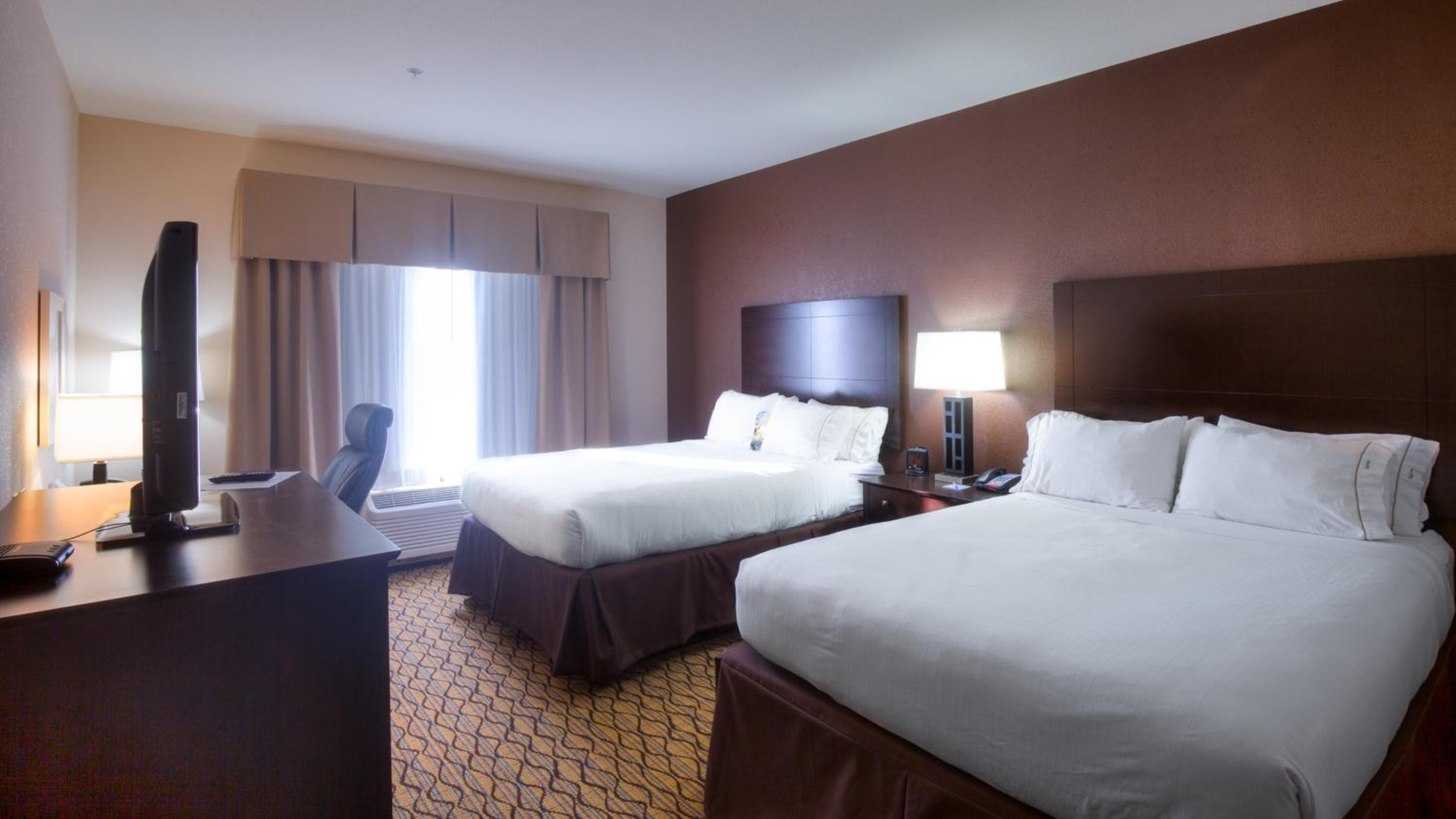 Standard Queen Room with Two Queen Beds photo 2