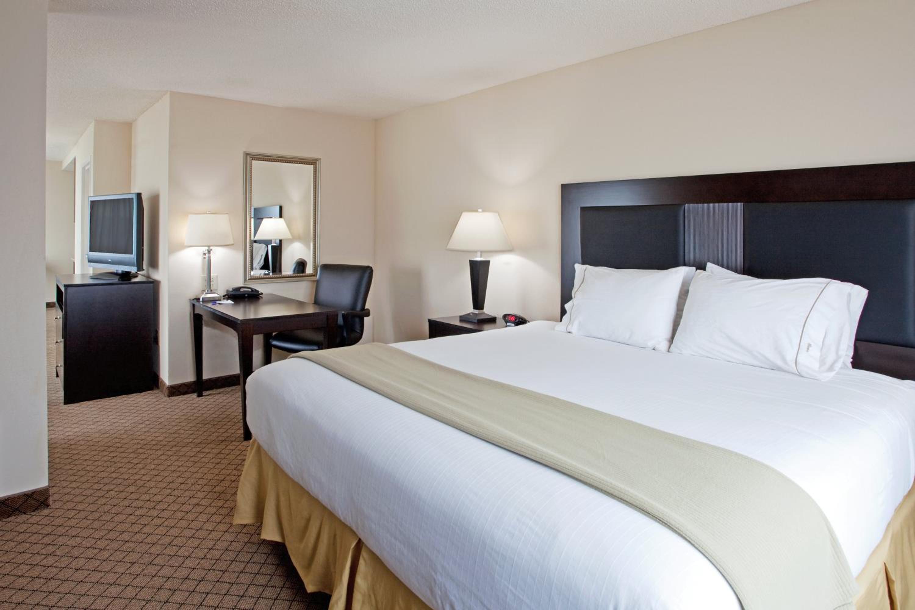 Executive Suite - Photo 2