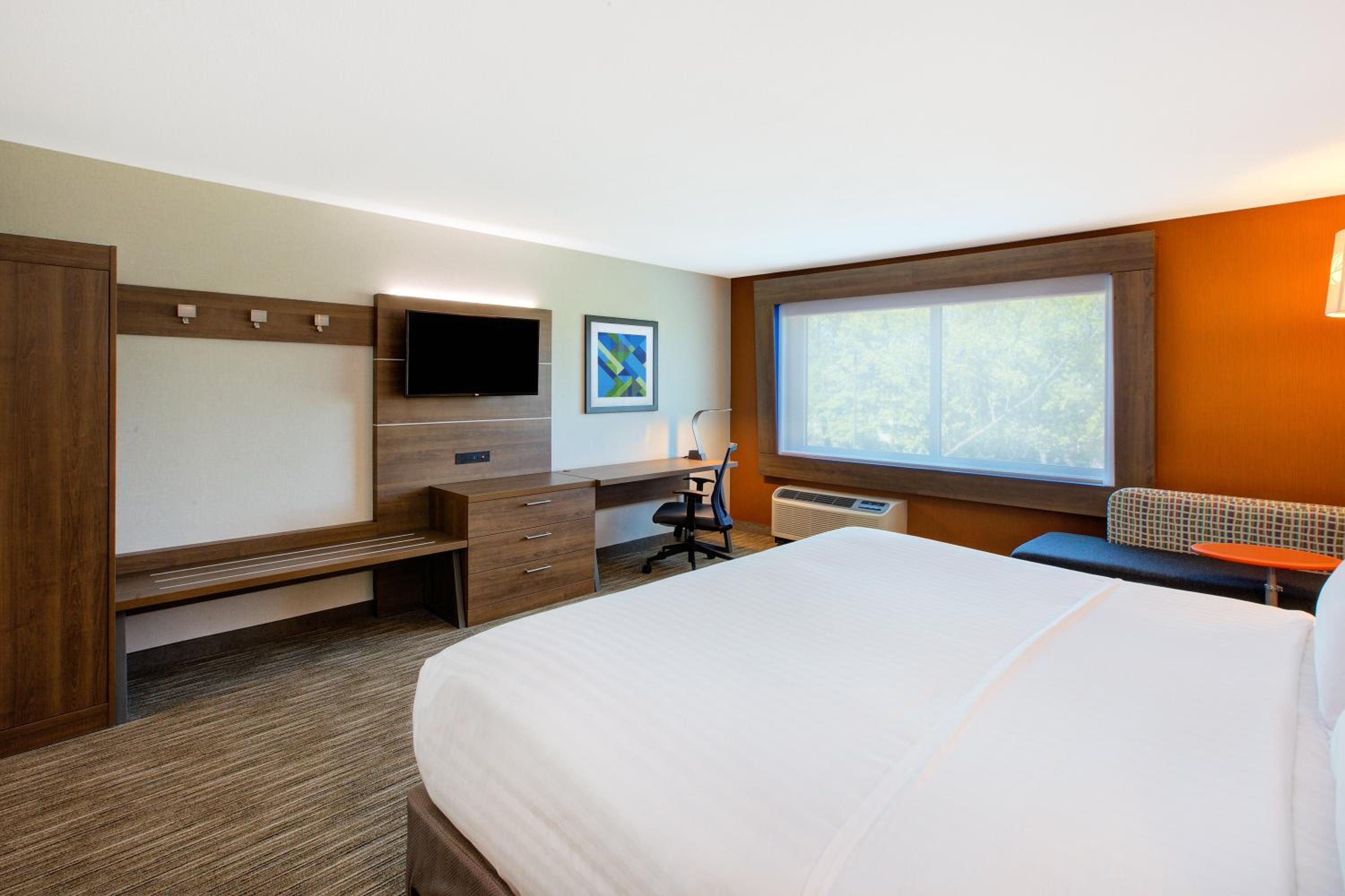 Standard King Room with Mobility Accessible Tub