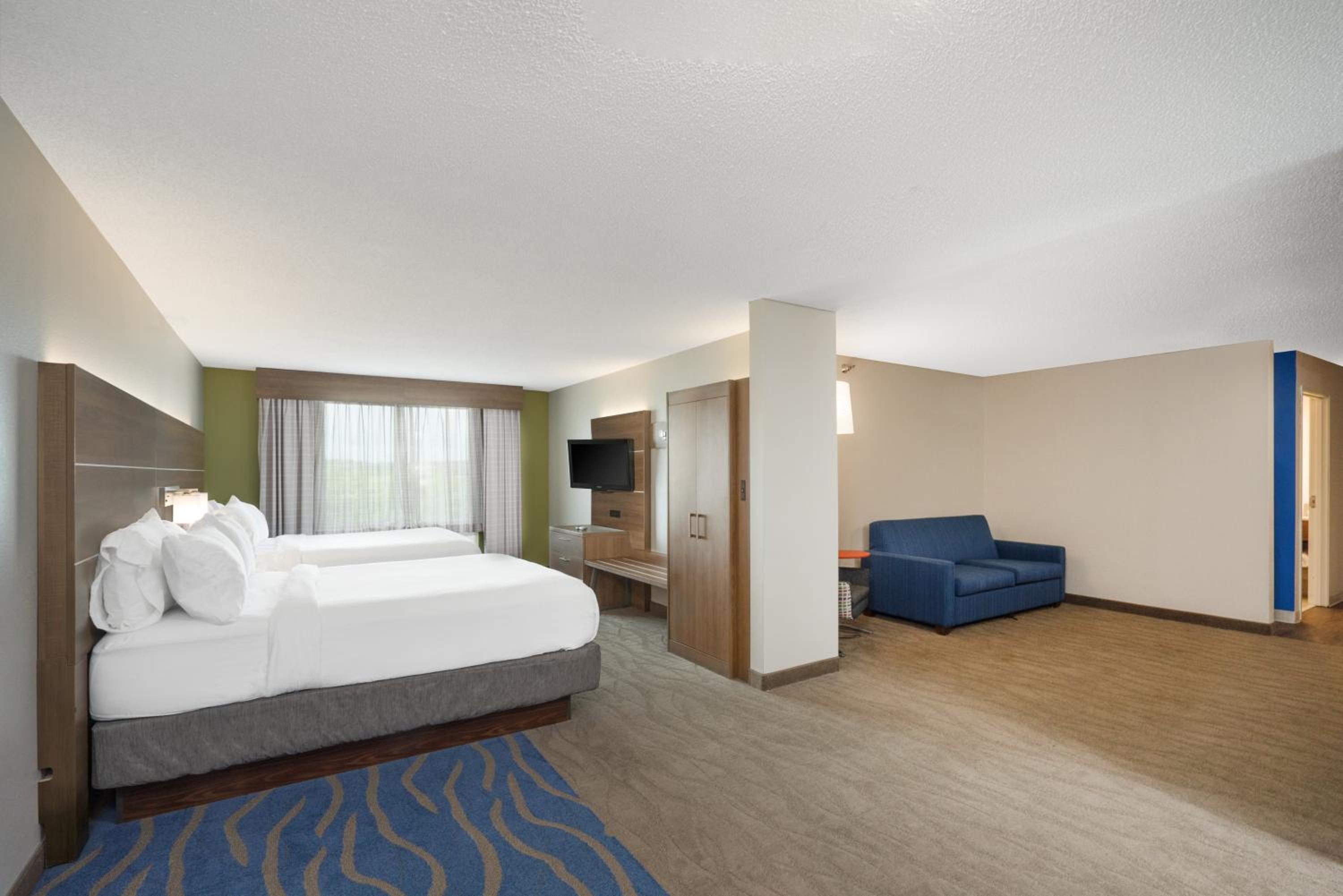 Queen Suite with Two Queen Beds - Photo 2