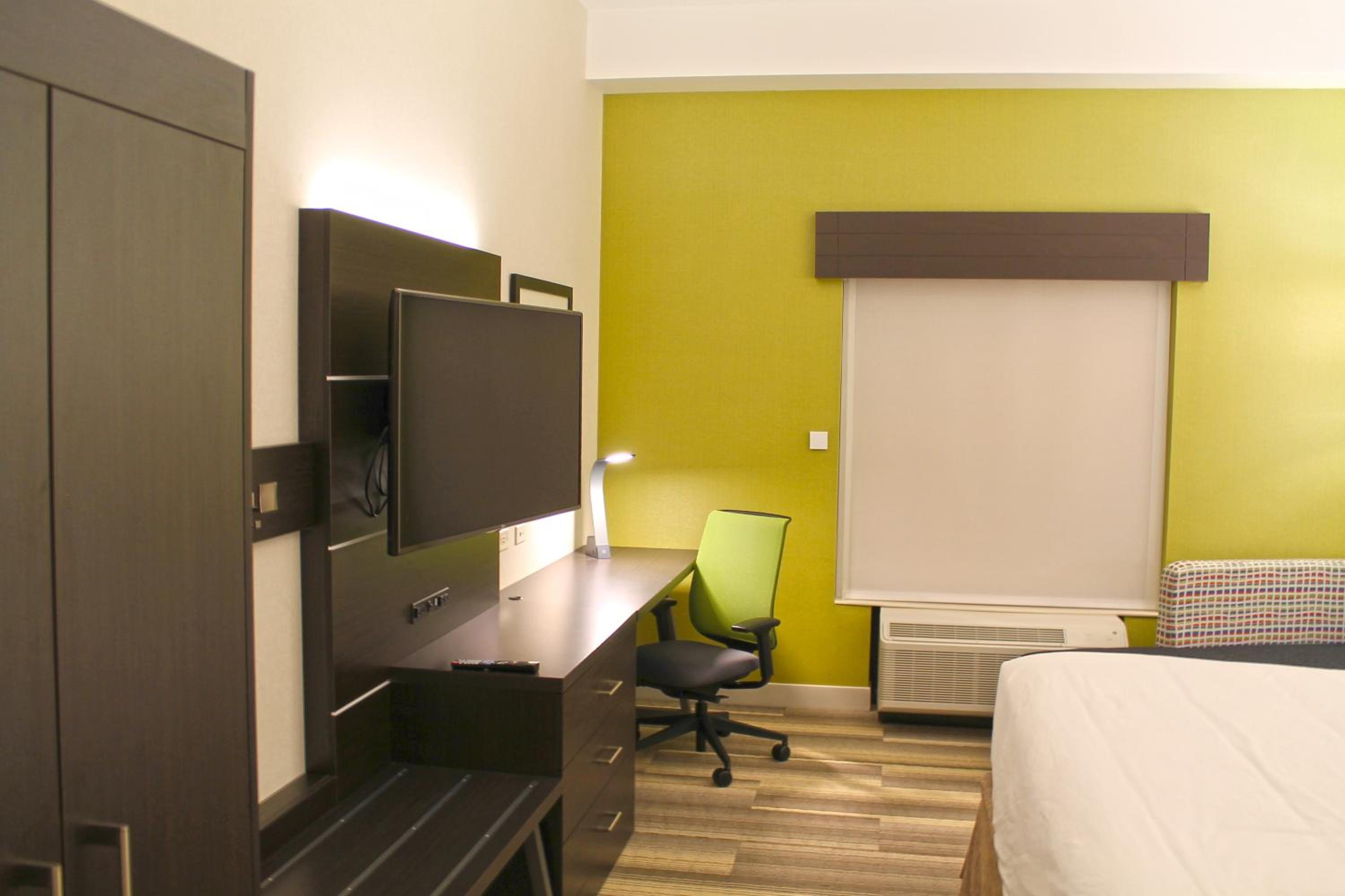 King Room - Mobility Access/Roll in Shower - Non-Smoking