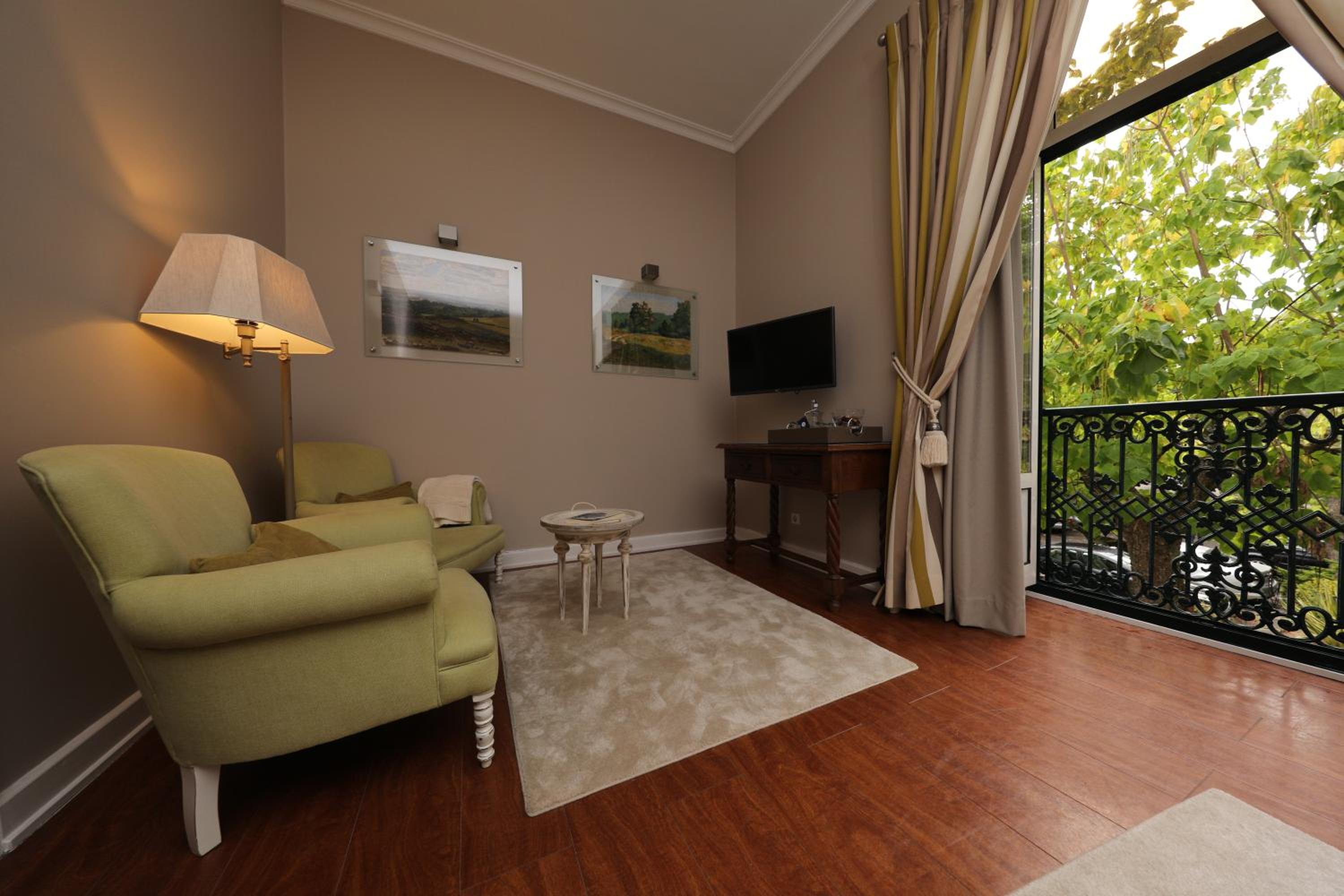 Deluxe Queen Room - Photo 5
