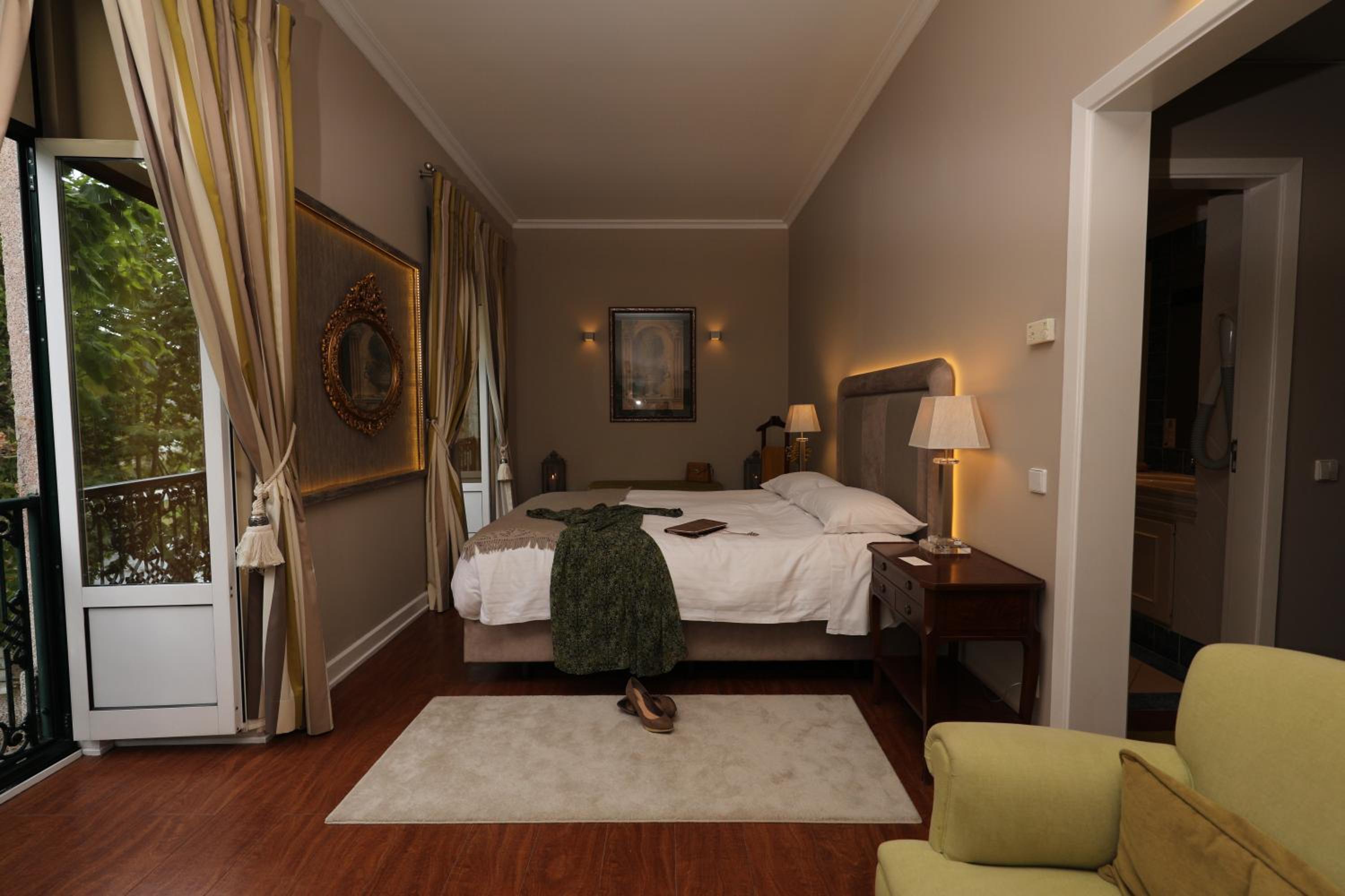 Deluxe Queen Room - Photo 1