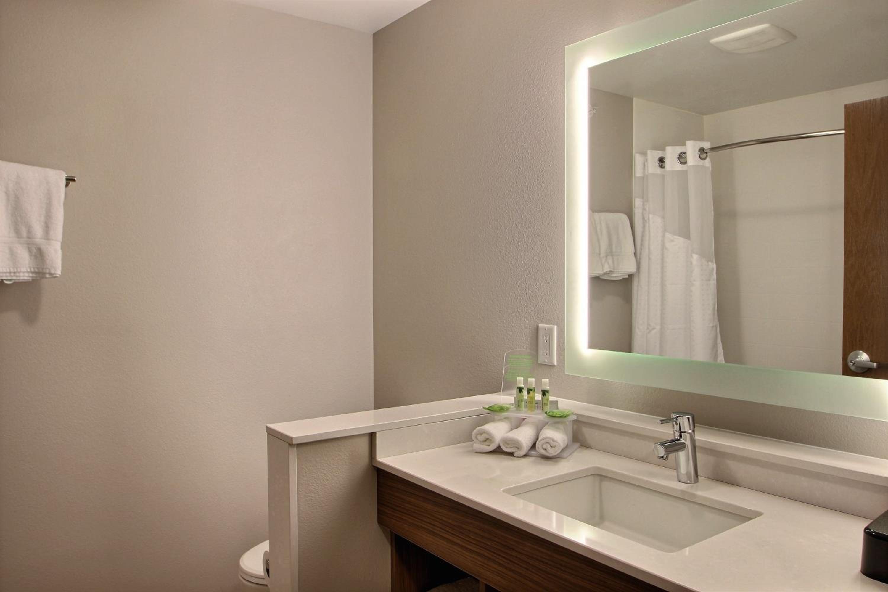 Standard Queen Room with Two Queen Beds and Extra Floor Space photo 2