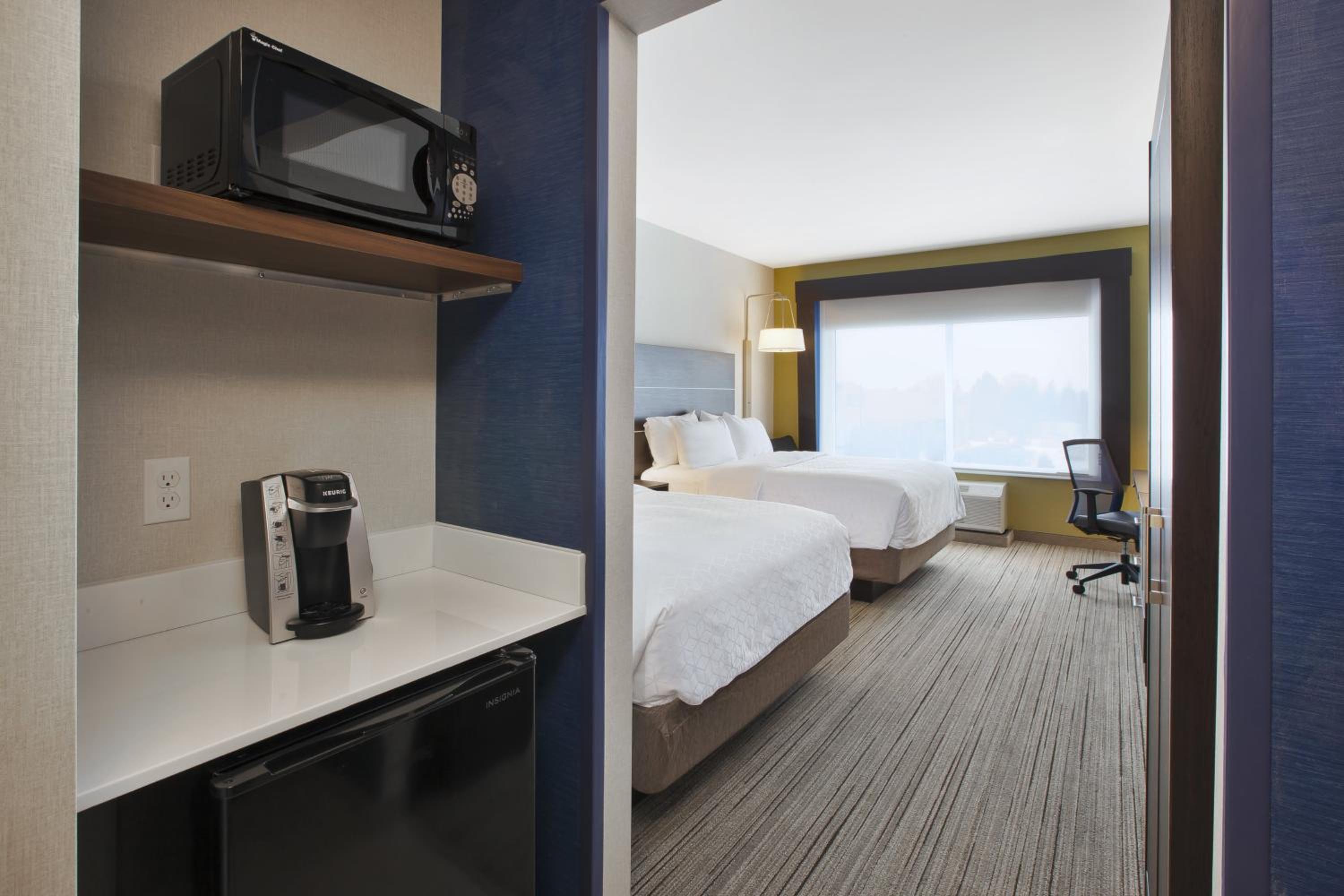Standard Room with Two Queen Beds photo 3