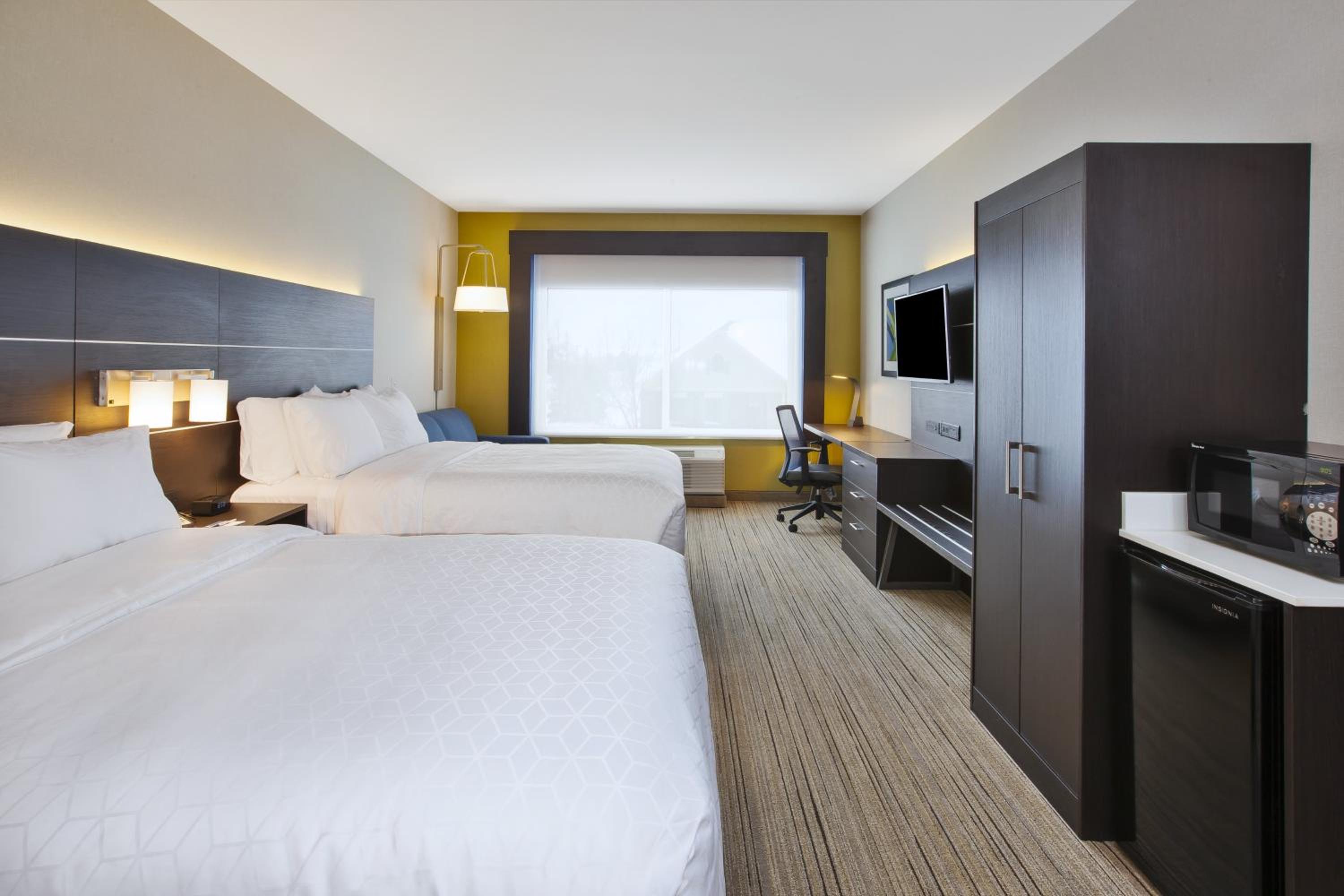 Queen Room with Two Queen Beds - Disability Access with Bath Tub photo 2