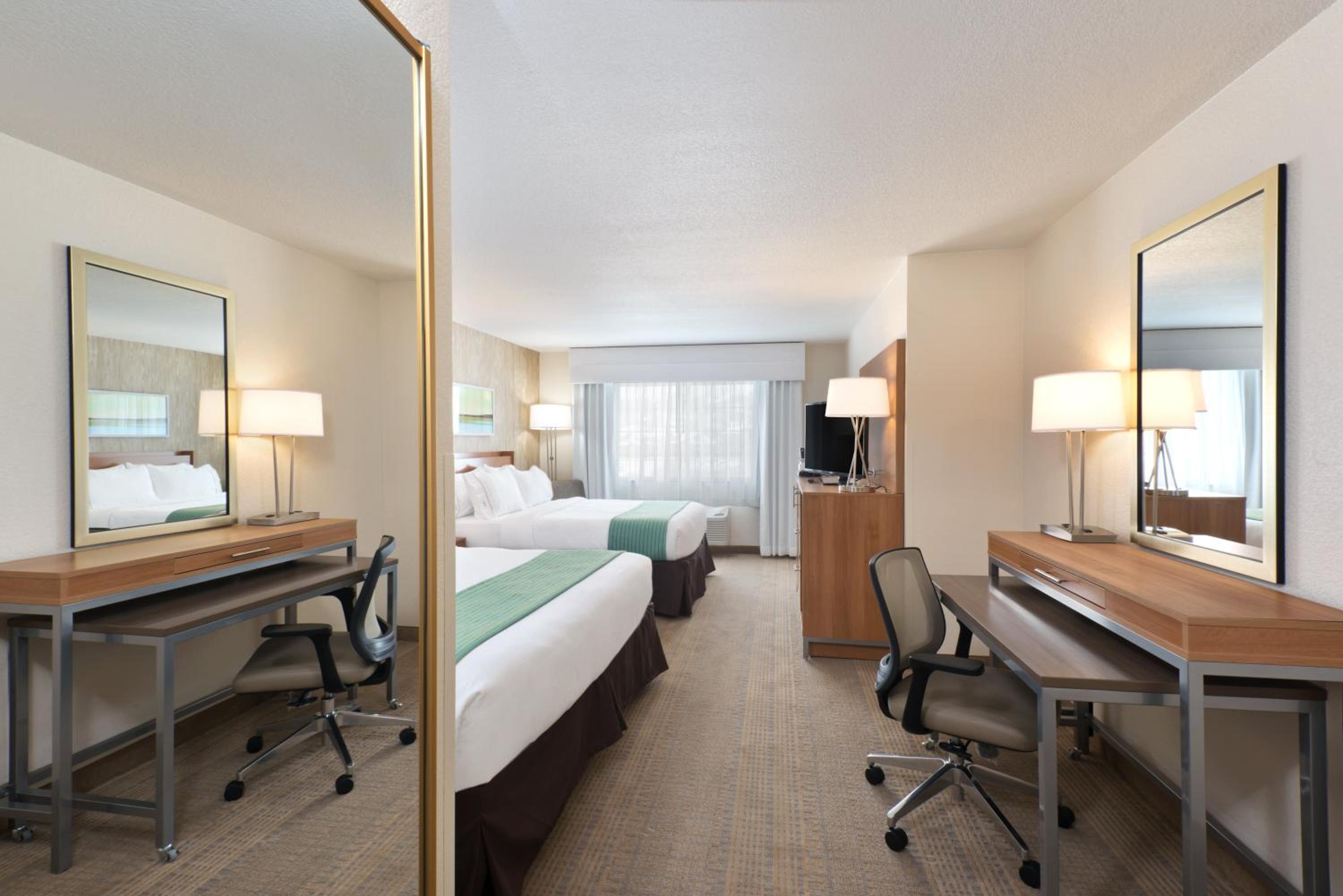 Standard Queen Room with Two Queen Beds - Photo 6
