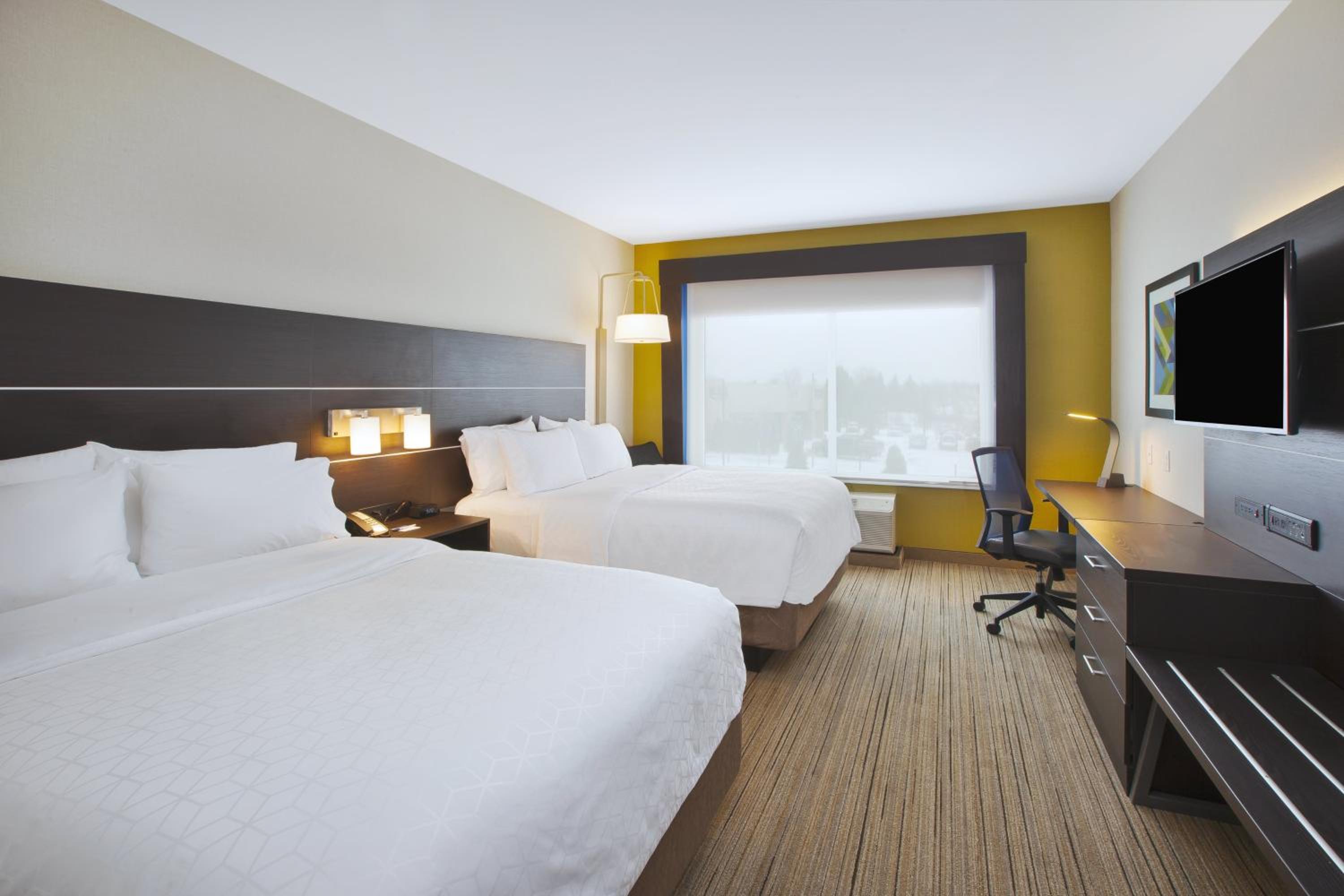 Standard Room with Two Queen Beds photo 2