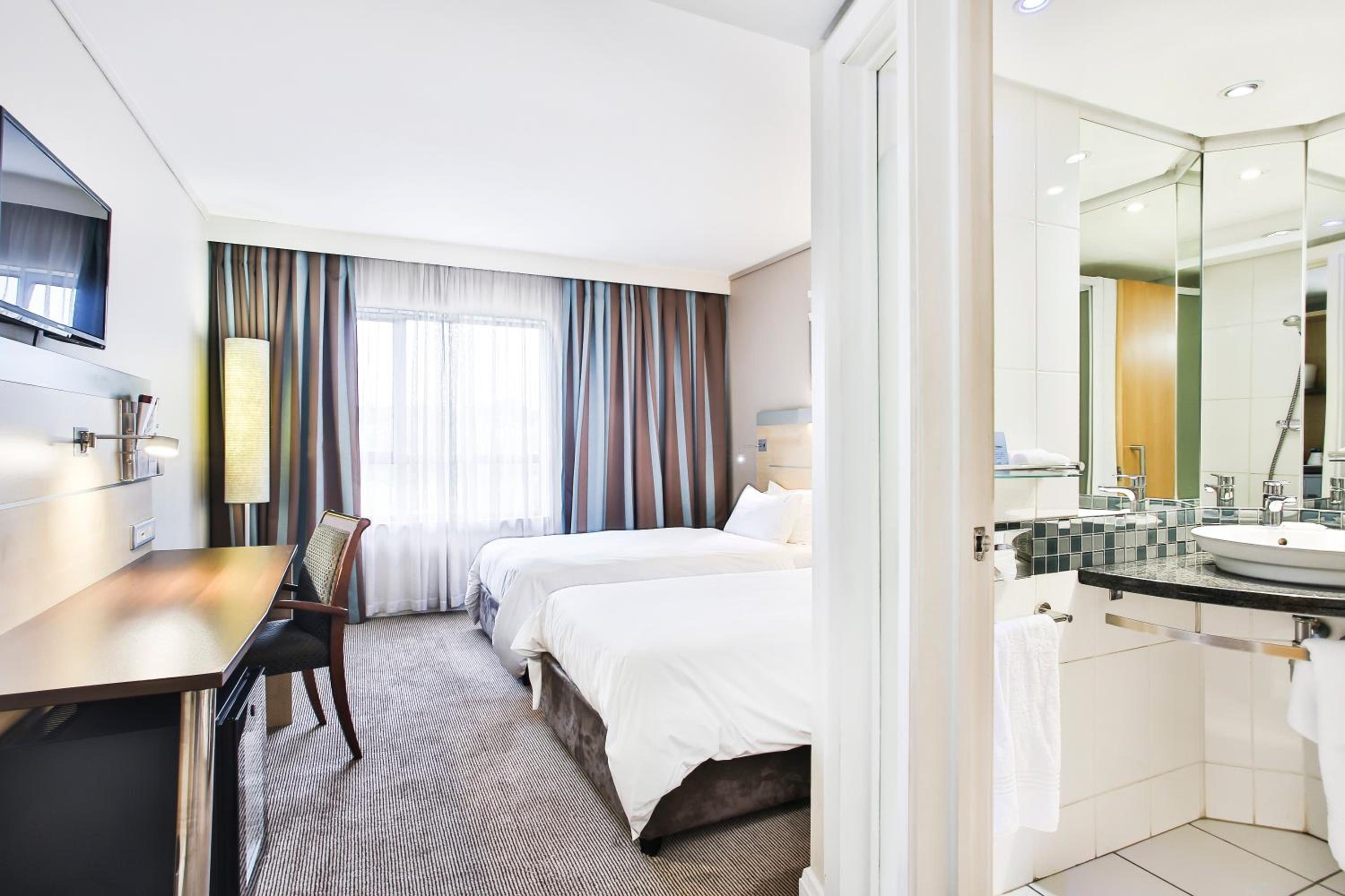 Standard Room with Two Single Beds - Photo 9