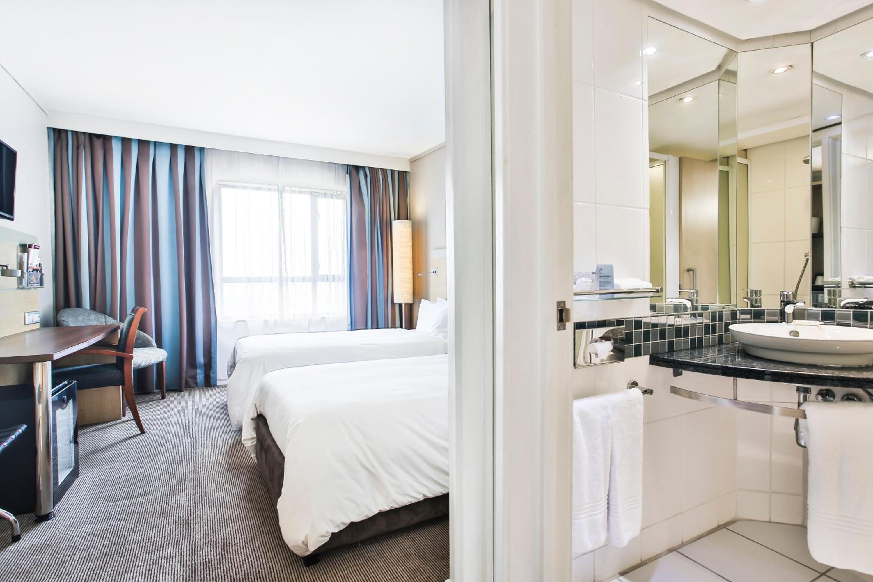 Standard Room with Two Single Beds - Photo 10