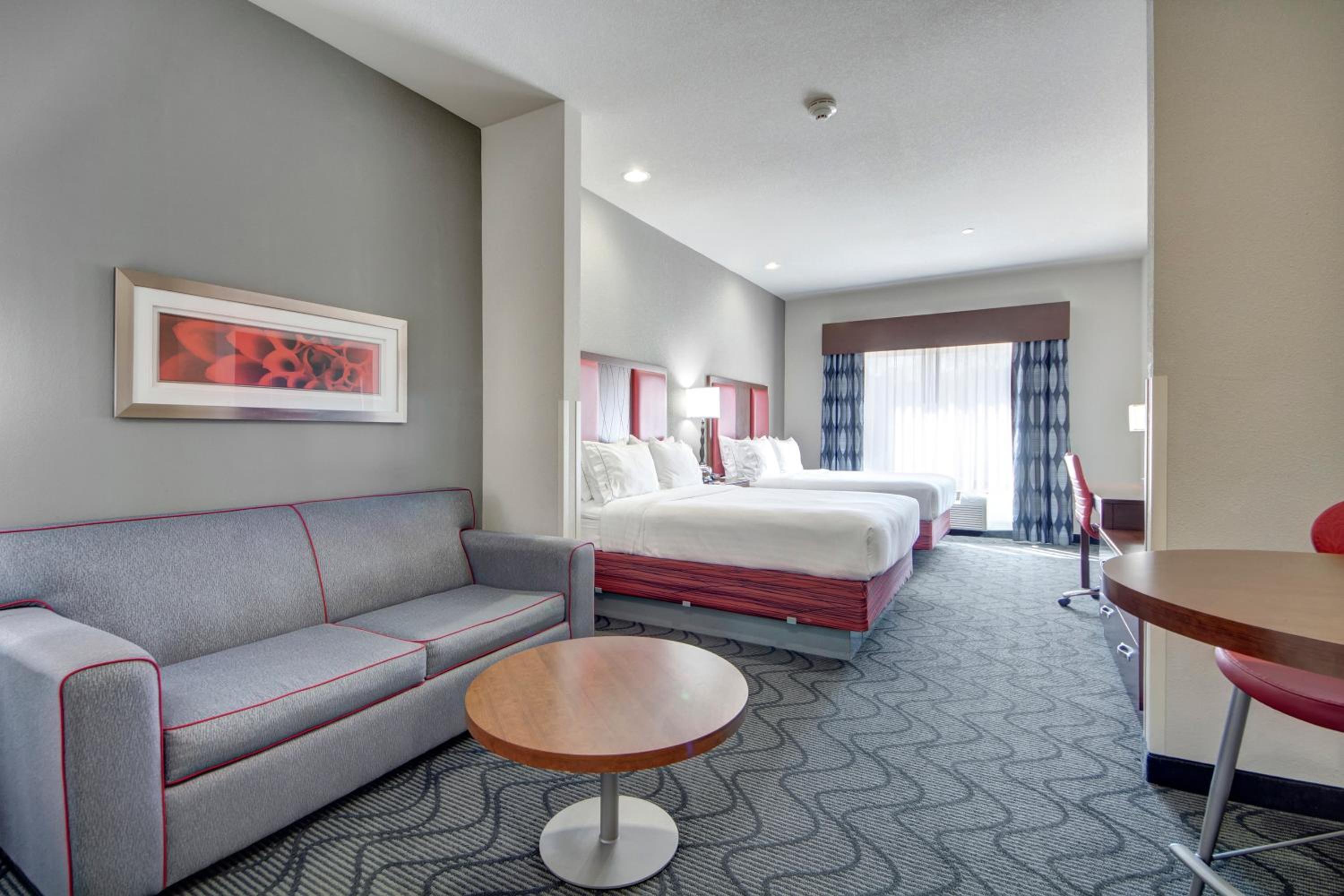 Queen Suite with Two Queen Beds photo 1