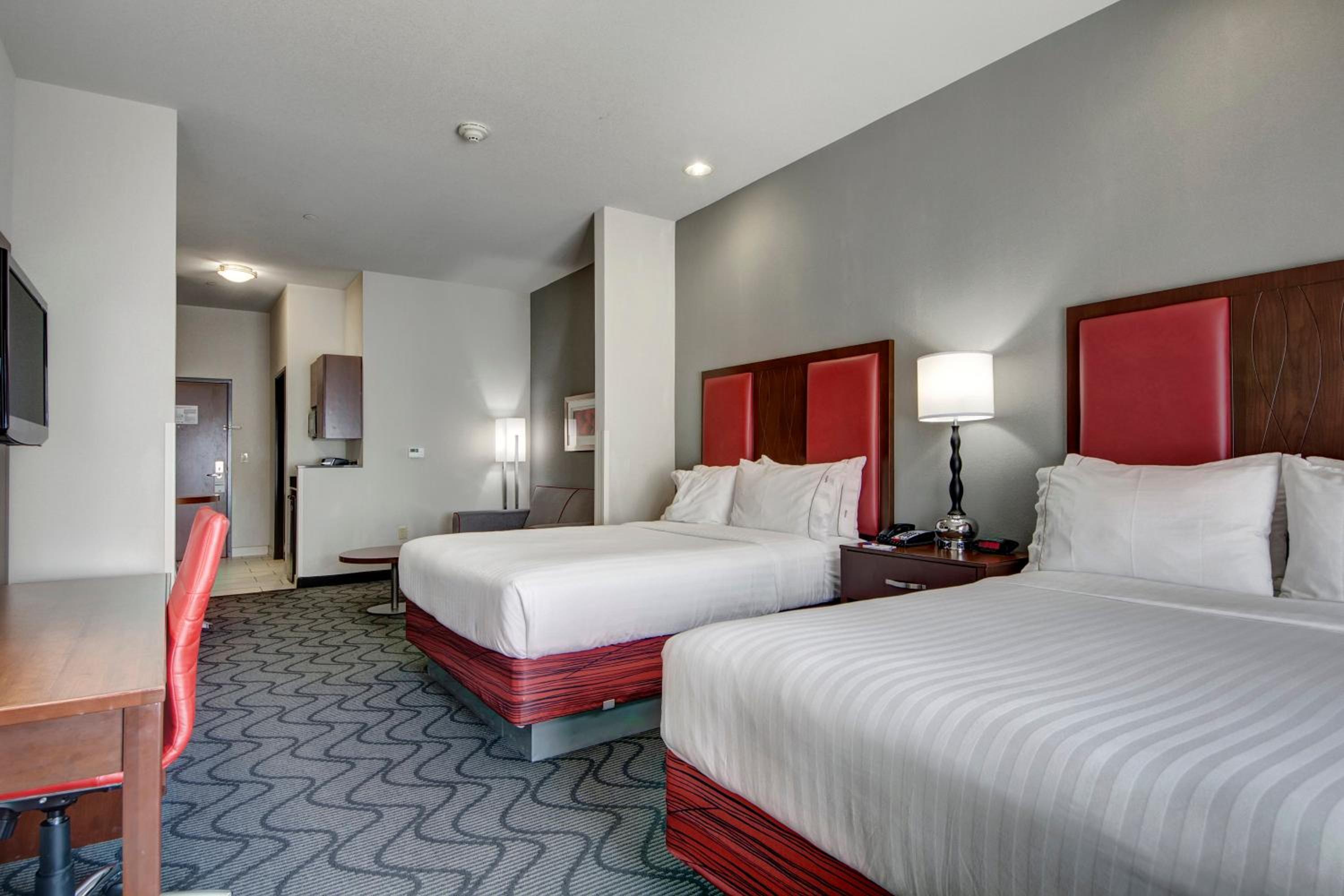Queen Suite with Two Queen Beds photo 2