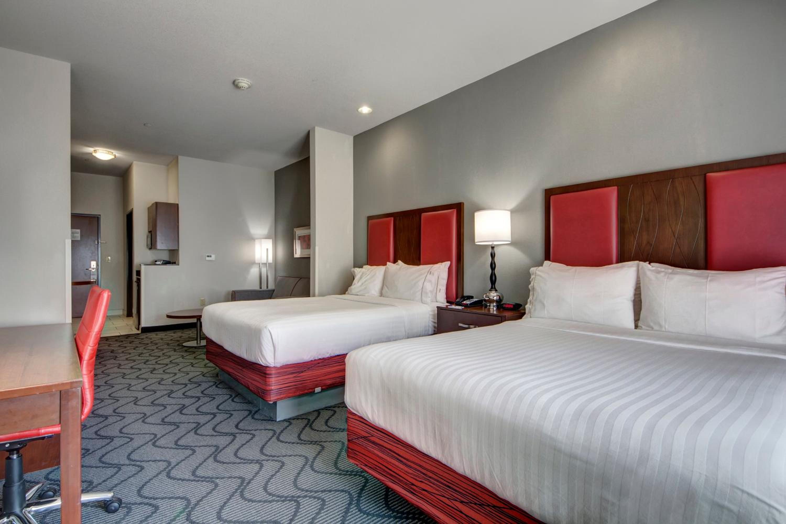 Queen Suite with Two Queen Beds photo 3