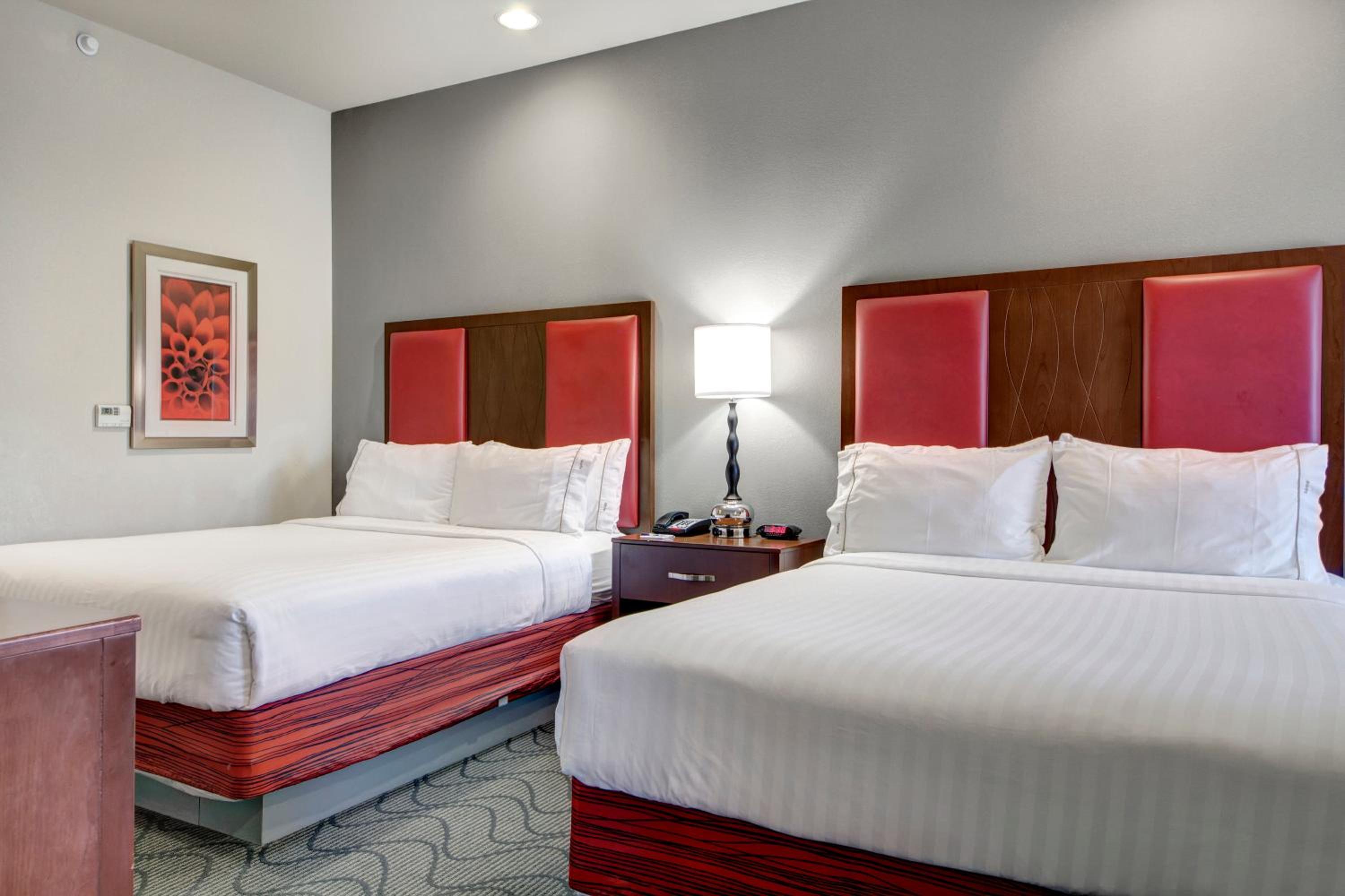 Standard Room with Two Queen Beds photo 1