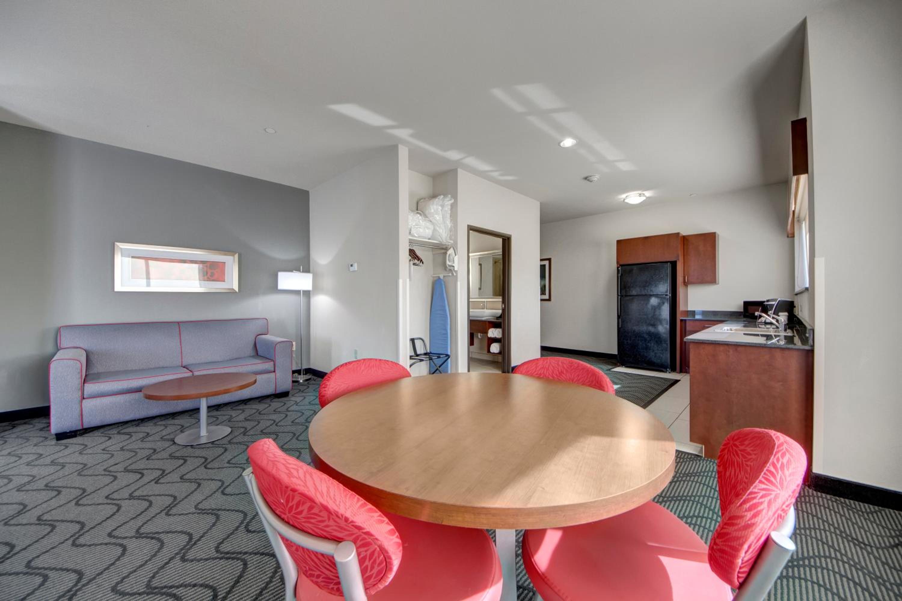One-Bedroom King Suite photo 2