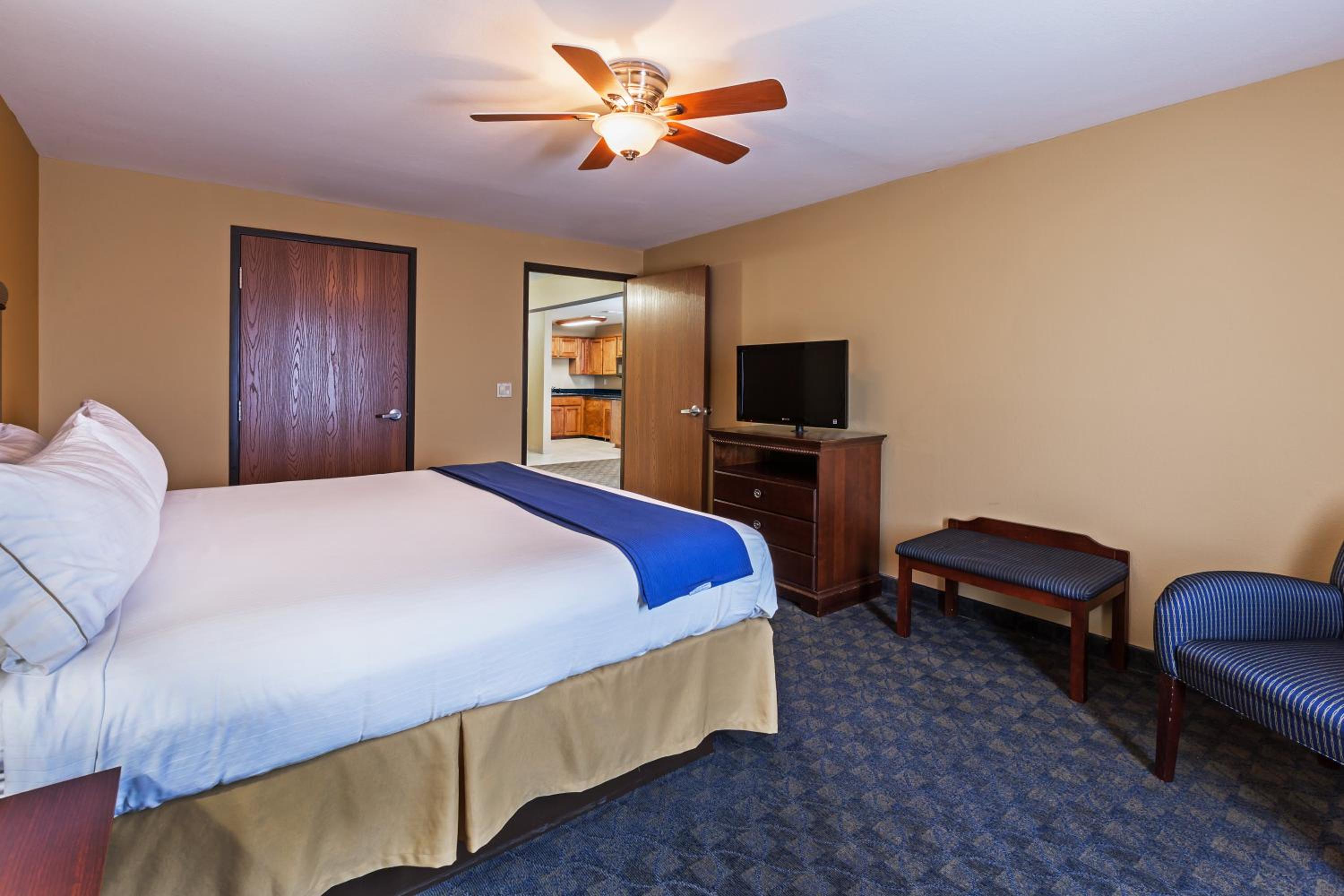 Two-Bedroom Suite - Photo 2