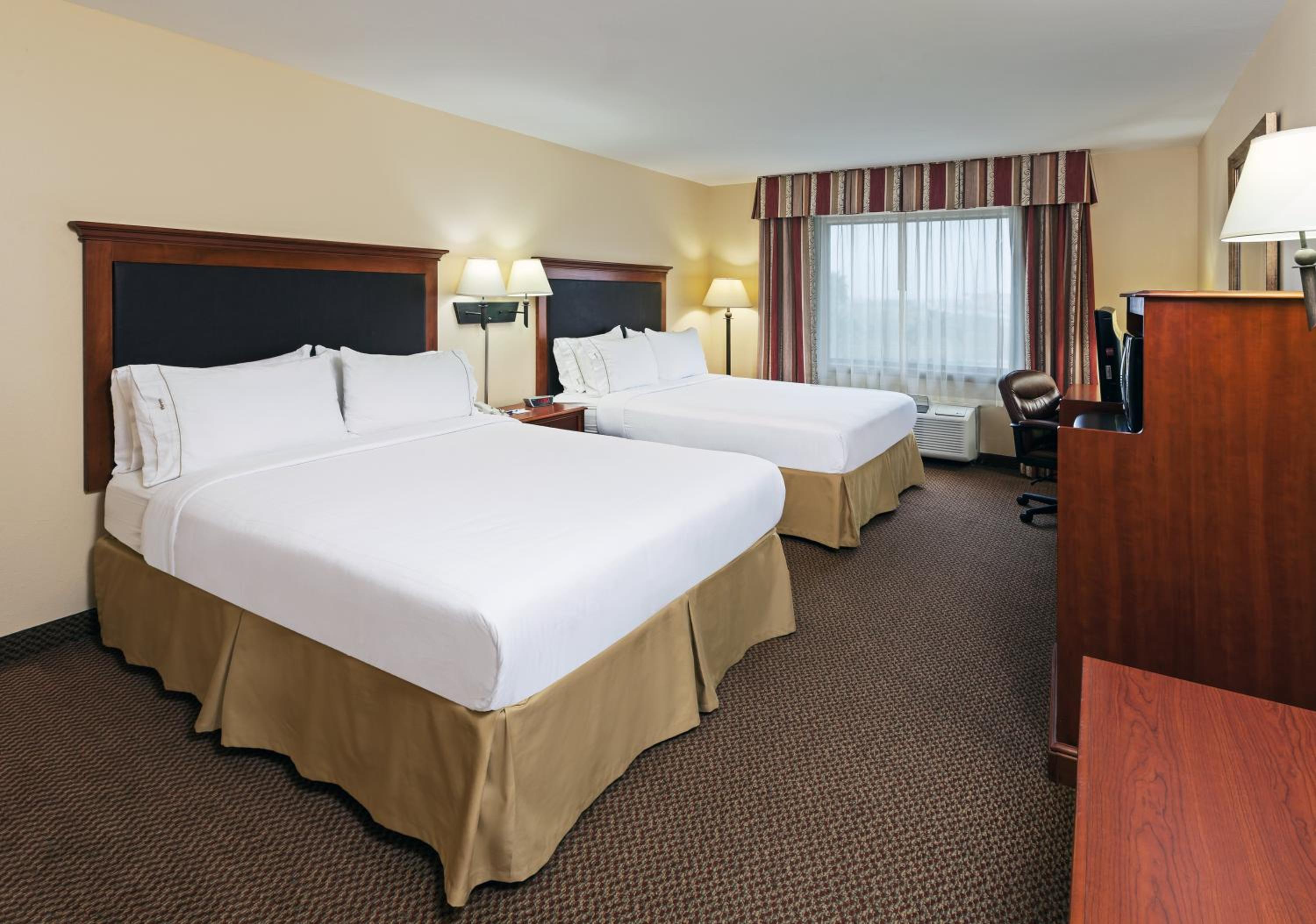 Standard Room with Two Queen Beds - Photo 1