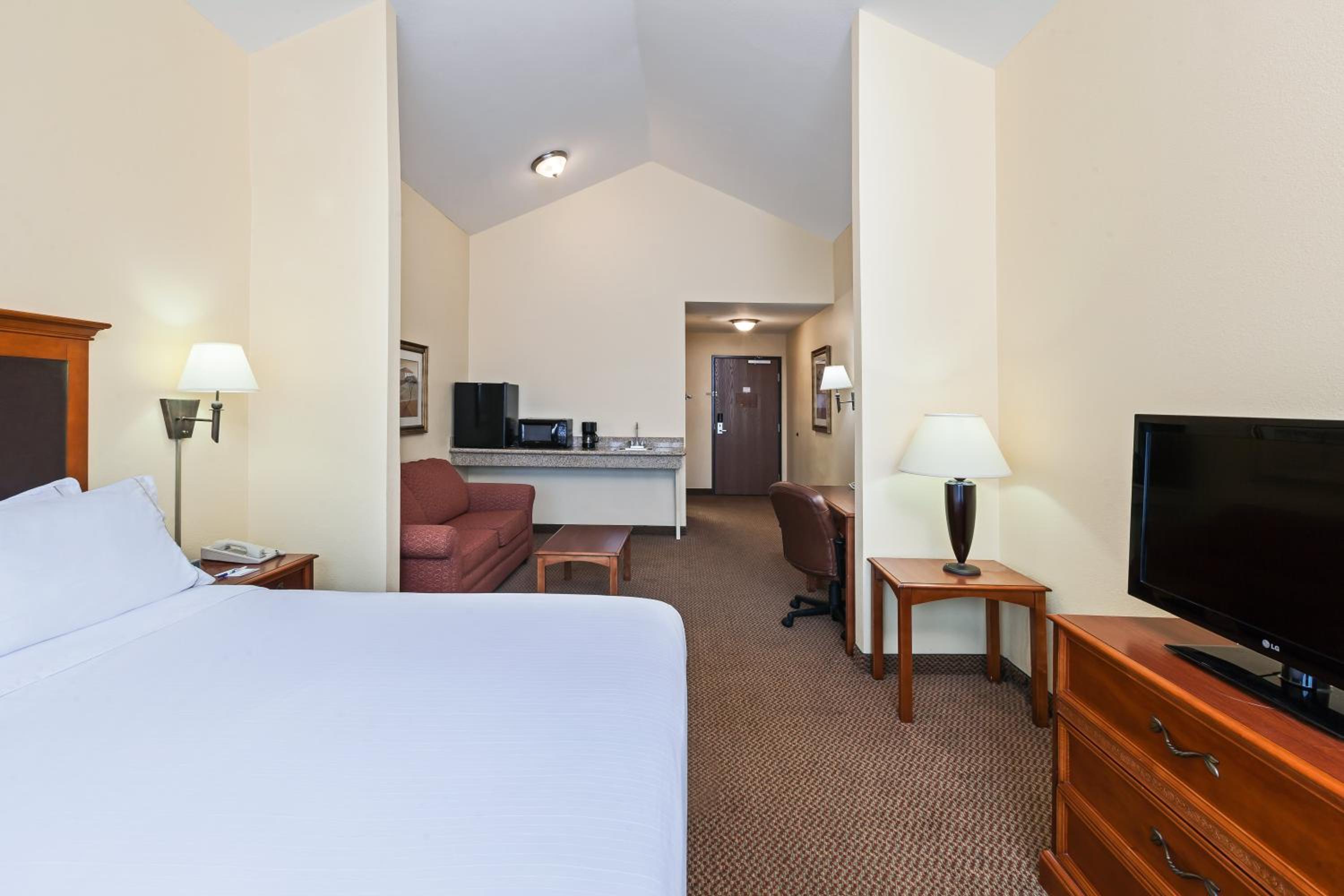 One-Bedroom King Suite - Photo 2