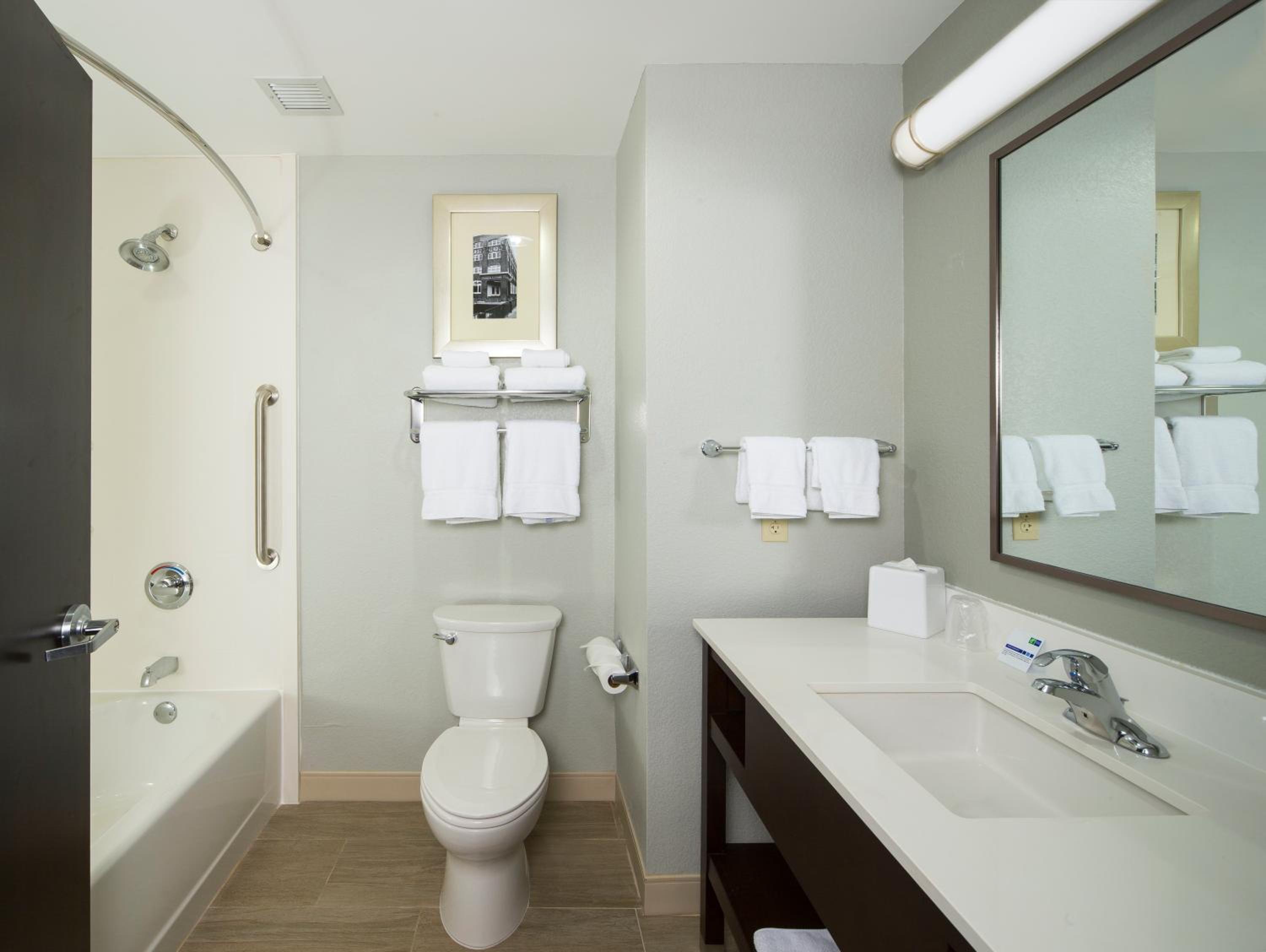 Standard Queen Room with Two Queen Beds - Communications Accessible photo 3