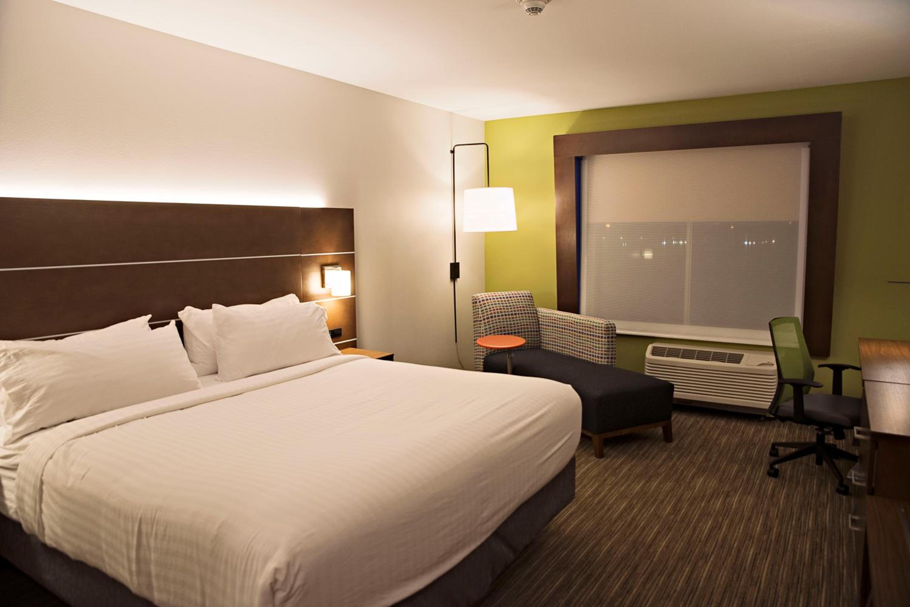 Standard King Room photo 1